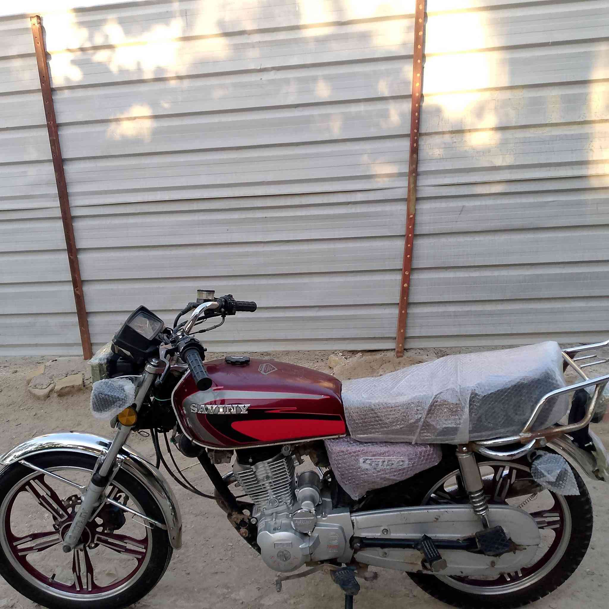 السلام عليكم دراجه سيفان 21 اوراق اصولي محرك مامفتوح بس بي خيط بخار بدون تنقيص فقط تايرات جدد كهربائيات شغاله الدراجه نضيفه وجاهزه مكاني بابل محاويل السعر 450وبيه مجال للطيبين/‏‪***********‬‏

