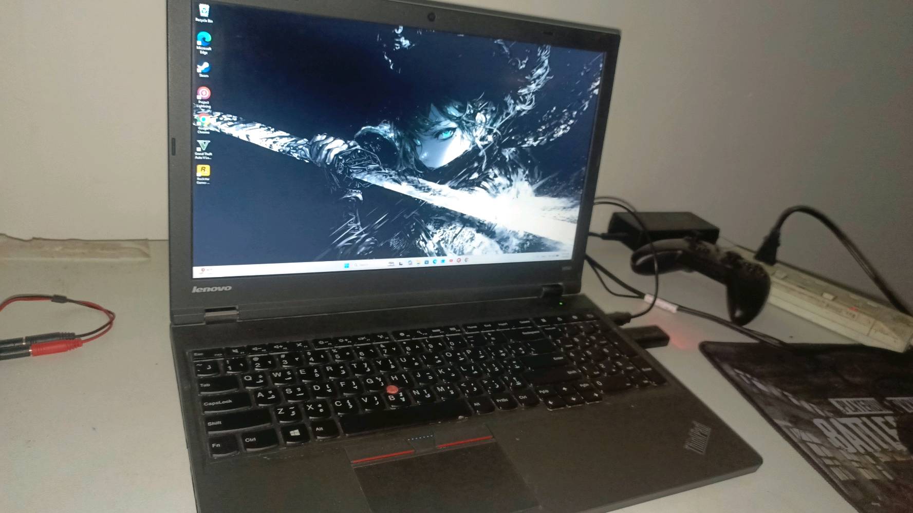 السلام عليكم 
لابتوب لينوفو ثنك باد 

نظامه ويندوز 11 برو 
مساحته 256 ssd 
الرام 8
يحتوي على كروت شاشة ثنين واحد مدمج والثاني خارجي 
واحد من Nvidia  k2100M 2G 
والثاني من انتل intel HD 4600
core i7 4710 MQ
الشاشة FHD-60Hz
تدعم الالعاب فورت نايت 60-70 فريم ثابت اذا حانت حراته متوسطة 
gta v  -- 40 فريم اداء متوسط 
واذا ضعيف 60 فريم 
وشيفرلي 2 - 60 فريم 
ذني الالعاب اني جربتهن عليه 

للاستفسار راسلني واتساب (***********)او هنا ✨