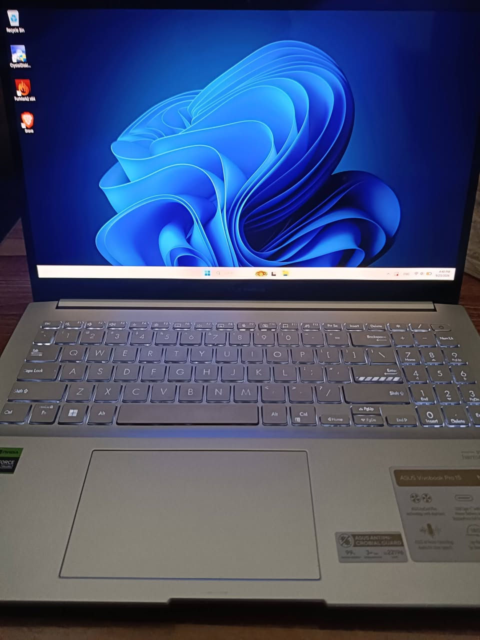 asus vivobook 15 pro
لابتوب متكامل من كل مواصفات كـ التالي
المعالج - Ryzen 9 7940HS
يكون مقارب لقوة انتل i9-13900H

كرت شاشة مدمج Radeon 780M
هذا كرت تكدر تشغل عليه العاب على جودة fhd  يكون مقارب لقوة RTX 2050
شاشة- 15.6 Oled 120hz 3k
مناسبة للمصممين تكون تشبع الوان عالي
كرت شاشة الخارجي- RTX 4050 6G
الرامات drr5 16G 
التخزين NVMe ssd 1tera
شريحة NPU لتشغيل ذكاء اصطناعي محلي 
لابتوب بنظافة عالية 
كامل ملحقات كارتونة وشاحنة 
السعر مليون و400 
مكان بغداد متوفر توصيل 
رقمي ***********

نص مكتوب في الصور:
- Task Manager
- Performance
- Run new task
- CPU
- 3% 2.97 GHz
- Memory
- 4.7/15.2 GB (31%)
- Disk 0 (C: D:)
- SSD (NVMe)
- 7%
- Wi-Fi
- شبكة Wi-Fi
- S: 0.2 R: 9.4 Mbps
- NPU 0
- NPU Compute Acceler..
- 0%
- GPU 0
- AMD Radeon(TM) 780M
- 0% (38 °C)
- GPU 1
- NVIDIA GeForce RTX 4..
- 0% (42 °C)
- GPU
- NVIDIA GeForce RTX 4050 Laptop GPU
- 3D
- 0% Copy
- Video Encode
- 0% Video Decode
- Dedicated GPU memory
- 6.0 GB
- Shared GPU memory
- 7.6 GB
- Utilization
- 0.0/6.0 GB
- Driver version:
- Driver date:
- DirectX version:
- 32.0.15.7700
- 7/14/2025
- 12 (FL 12.2)
- GPU Memory
- Physical location:
- PCI bus 1, device 0, fun...
- 0.0/13.6 GB
- 0.0/7.6 GB
- Hardware reserved memory: 223 MB
- Temperature
- Search
- ENG
- Task Manager Performance Run new task CPU AMD Ryzen 9 7940HS w/ Radeon 780M Graphics % Utilization 100% 60 seconds 0 Utilization Speed Base speed: 4.00 GHz 2% 3.95 GHz Sockets: 1 Cores: 8 Processes Threads Handles Logical processors: 16 191 3485 93868 Virtualization: Enabled L1 cache: 512 KB Up time L2 cache: 8.0 MB 0:15:38:31 L3 cache: 16.0 MB CPU 2% 3.95 GHz Memory 4.6/15.2 GB (30%) Disk 0 (C: D:) SSD (NVMe) 20% Wi-Fi Wi-Fi شبكة S: 0.5 R: 34.3 Mbps NPU 0 NPU Compute Acceler.. 0% GPU 0 AMD Radeon(TM) 780M 0% (39 °C) GPU 1 NVIDIA GeForce RTX 4.. 0% (42 °C) Search
- Find a setting System > Display > Advanced display Select a display to view or change its settings Display 1: Internal Display Display information Internal Display Display 1: Connected to AMD Radeon(TM) 780M Desktop mode 2880 x 1620, 120 Hz Active signal mode 2880 x 1620, 120 Hz Variable refresh rate Not Supported Bit depth 10-bit Color format RGB Color space Standard dynamic range (SDR) HDR certification VESA DisplayHDR Dolby Vision More about HDR certification Display adapter properties for Display 1 Choose a refresh rate A higher rate gives smoother motion, but also uses more power More about refresh rate 120 Hz Dynamic refresh rate To help save power, Windows adjusts the refresh rate up to the selected rate above Dynamic refresh rate isn't supported More about dynamic refresh rate Off Get help Search ENG