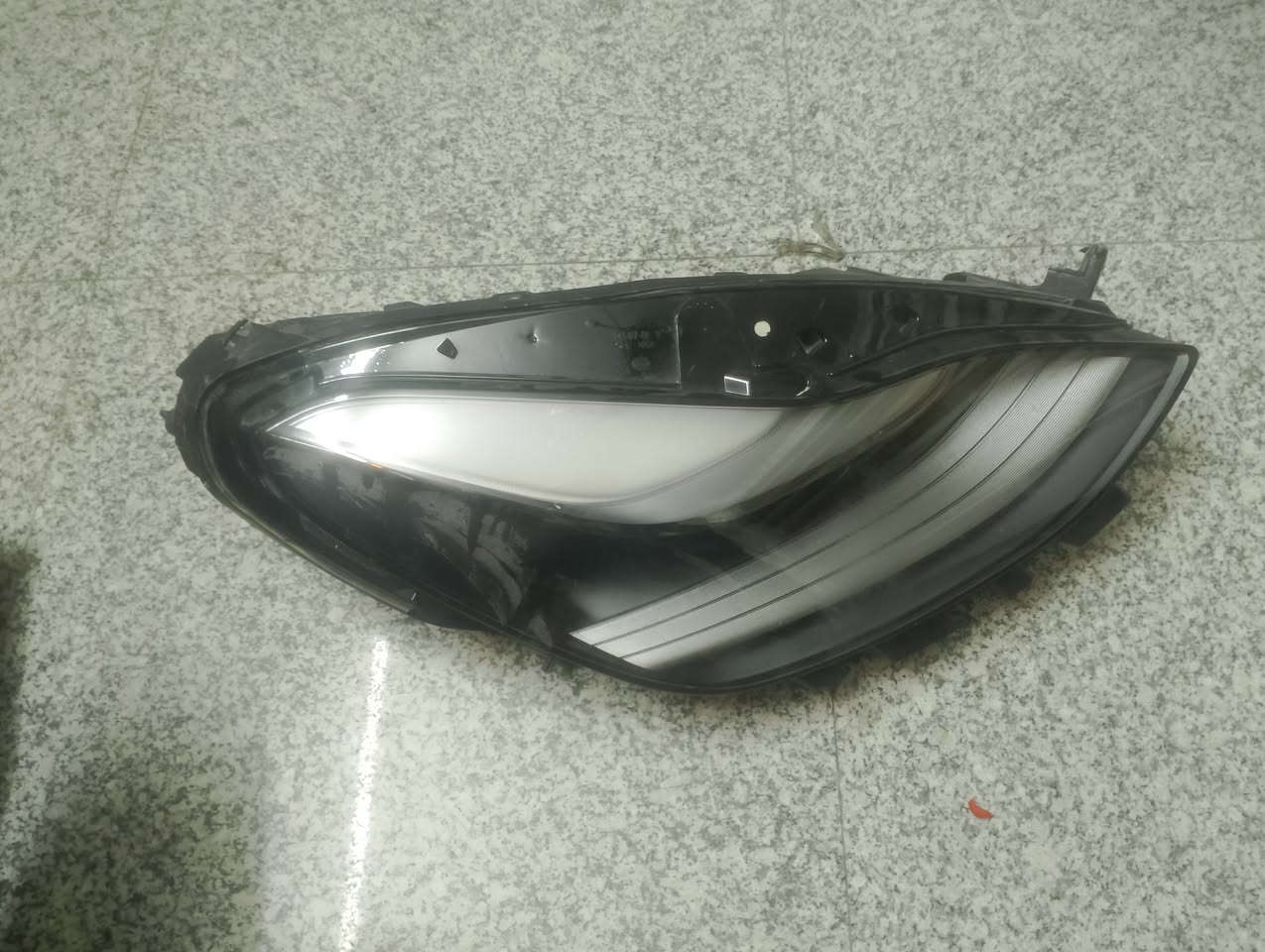 سلام عليكم غراض مال تيسلا
بك لايت مستخدم قليل ويل كب جديد وجامه جديدة قيم واخذ ***********
