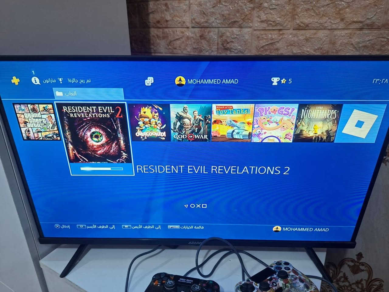 للبيع: بلاي ستيشن 4 سليم (PS4 Slim) بحالة ممتازة - كربلاء
​جهاز بلاي ستيشن 4 سليم (لون أسود، سعة 500 جيجا) للبيع. الجهاز بحالة ممتازة، نظيف جداً، لم يسبق فتحه أو صيانته (الختم الأصلي موجود كما في الصورة).
​المميزات والإضافات:
​يدتين تحكم: يد أصلية مع الجهاز، ويد تحكم احترافية بتصميم خاص "بلاك اوبس" (كما هو موضح في الصور).
​ألعاب رائعة: محمل عليه مجموعة من أشهر الألعاب الرقمية المميزة (الغير متوفرة للتحميل المجاني على النت)، بما في ذلك:
​God of War 4
​Grand Theft Auto V (GTA V) - Premium Edition
​Resident Evil Revelations 2
​Little Nightmares
Roblox 
​وغيرها الكثير من الألعاب المثبتة على الجهاز.
​شاحن وجميع الملحقات: يأتي مع كافة أسلاكه، بالإضافة إلى شاحن يد التحكم السريع (Dock) في علبته .
​كرتون الجهاز: متوفر وبحالة جيدة جداً.
​السعر: 300,000 دينار عراقي (ثلاثمائة ألف دينار). السعر قابل للتفاوض البسيط للجادين.
​المكان: كربلاء - الحسينية - العطيشي.
​طريقة التواصل:
للراغبين بالشراء، يرجى التواصل حصراً عبر واتساب على الرقم التالي أو الاتصال مباشرة:
📞 ***********
