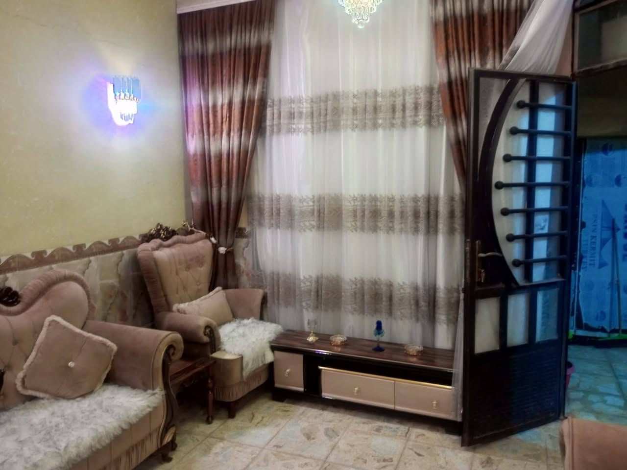 السلام عليكم بيت 100 متر ركن زراعي شارع ابو طياره الرئيسي قرب جامع ابو هاتو استقبال هول كبير مطبخ حار وبارد غرفتين نوم ***********،.    /***********

