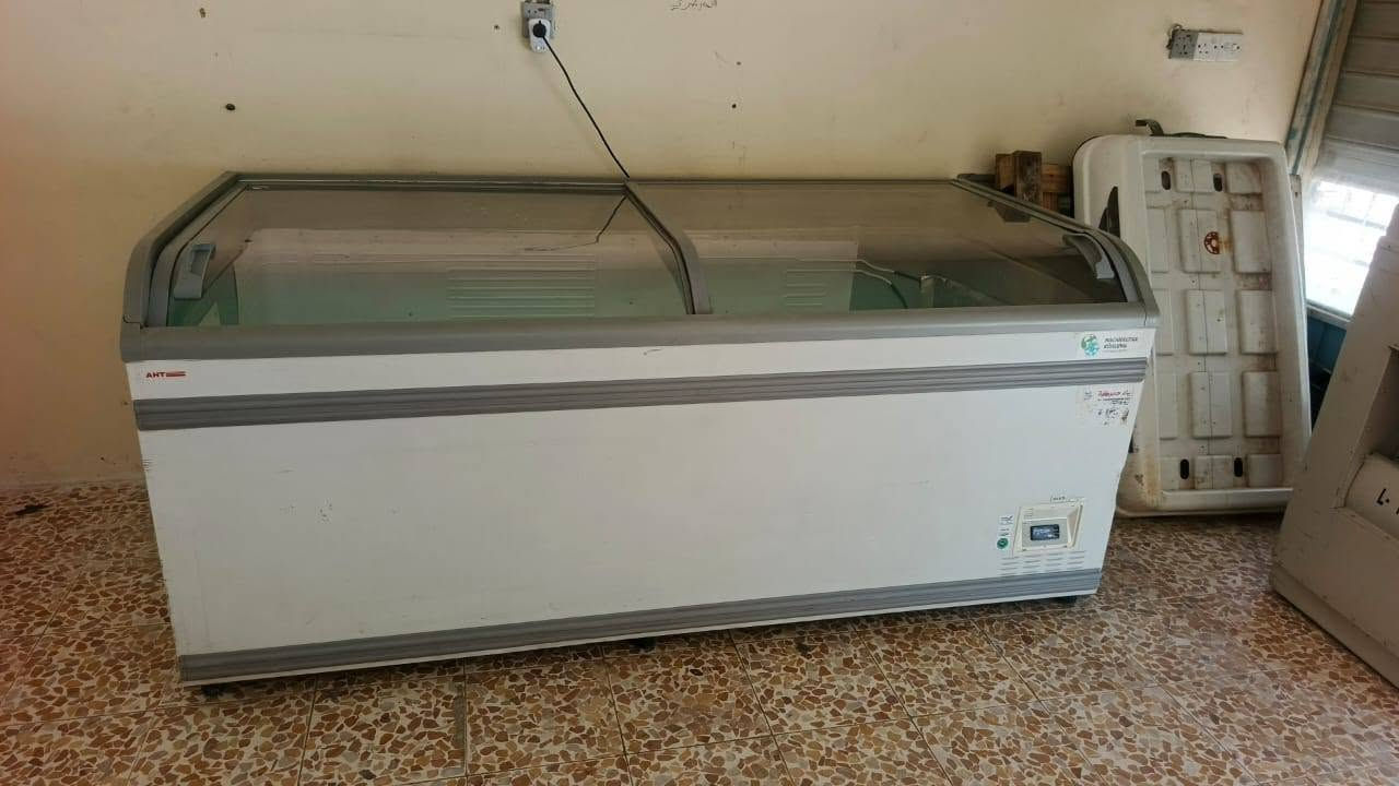 سلام عليكم براد عارضه لبيع عدد 3 سعر واحد مليون ربع وبي مجال شرط كلهن شغال نضيف ***********
