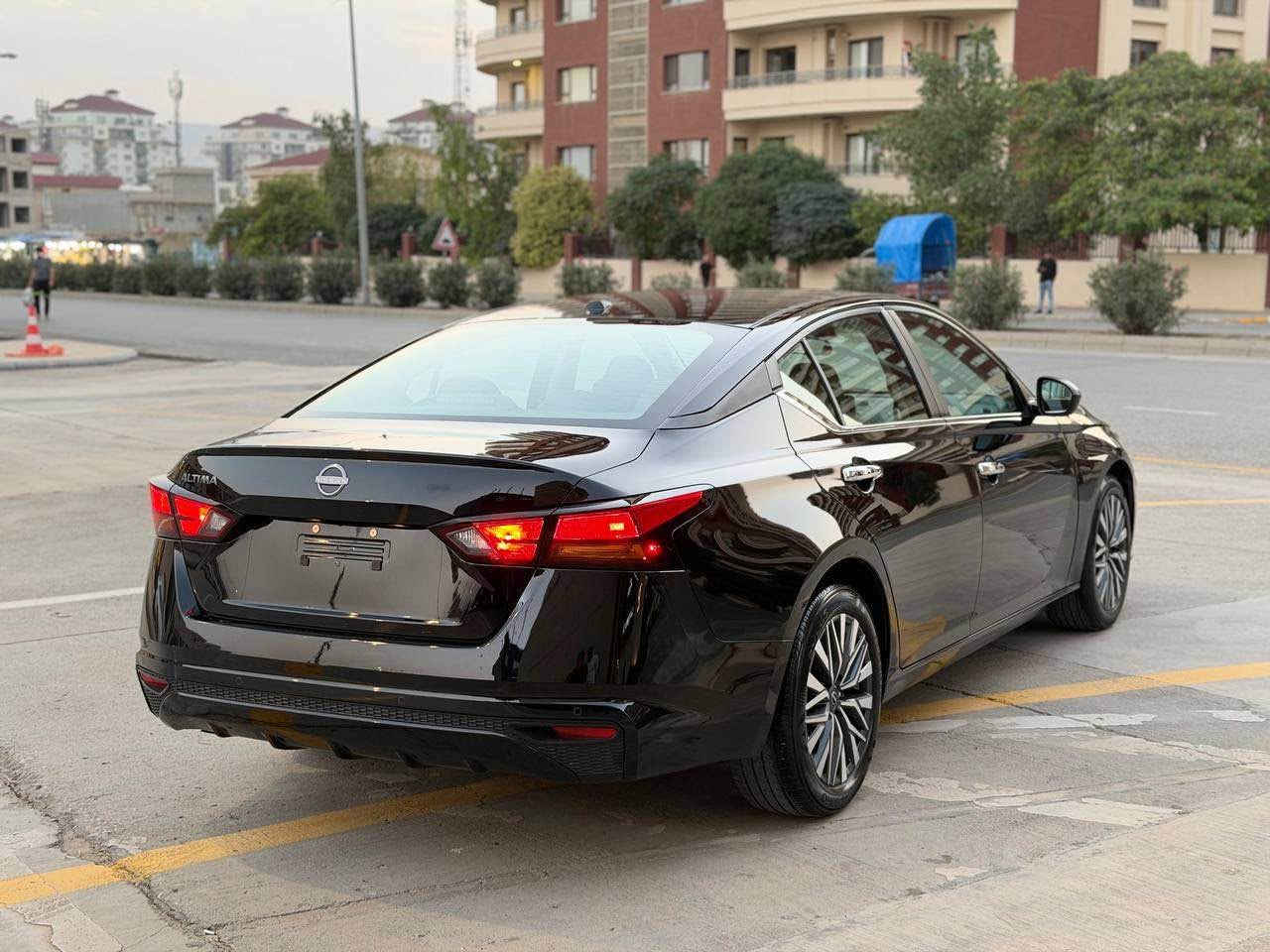 نيسان ألتيما • ٢٠٢٥ • ٣٠٠٠٠ مايل