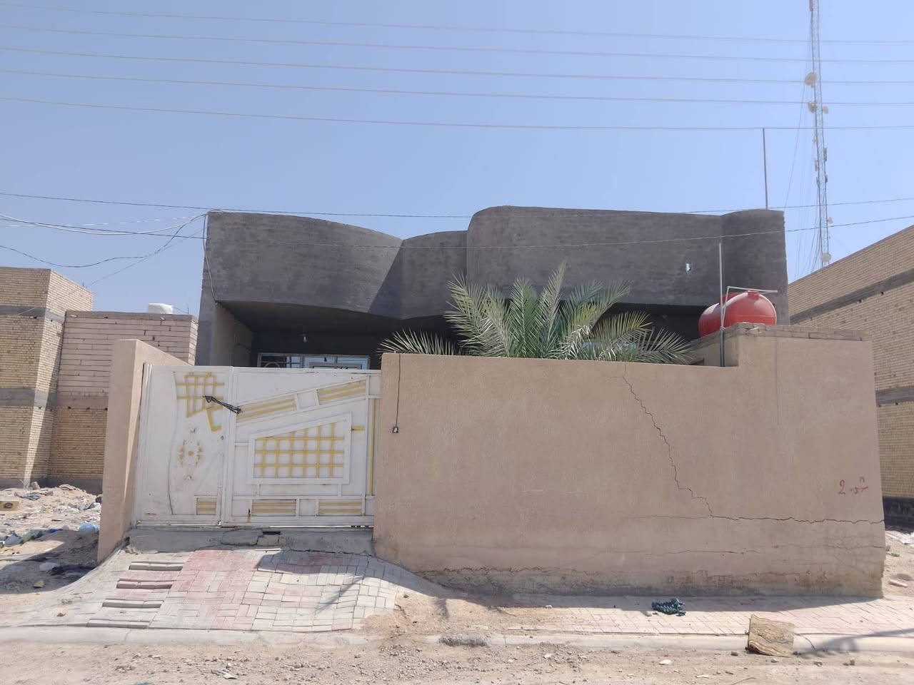 🏠بيت 200متر في حي السلام على الشارع العام
:: المواصفات::
١- طابق واحد صب كونكريت متكون من غرفتين، صالة، استقبال، مطبخ، تواليت خارجي و داخلي + حمام، حديقة. 
٢-بناء درجة أولى من كل النواحي.
٣- السند، طابو صرف.
٤- المجاري متصلة بمجاري الدولة والتبليط بالباب. 
"نظيف جدا"
إذا عندك سؤال أو استفسار تواصل معنا.
