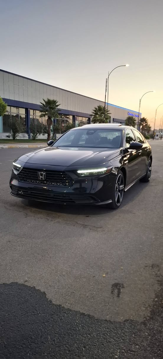 هوندا أكورد 2025 - فئة سبورت (Sport) 🚗.
📌 بيانات السيارة الأساسية:
الموديل: 2025
الفئة: سبورت / Sport
الممشى: 13,000 ميل فقط
🛠 تفاصيل البودي والضرر:
البودي: بونيد صبغ + جاملغ تعديل بارد (PDR) فقط.
البرشوت (الإيرباج): ستيرن + تحت الستيرن + دشبول (مفتوح سستم).
🌟 أبرز مواصفات فئة سبورت (Sport):
المحرك: 2.0 لتر هايبرد (أداء قوي واقتصادية بالوقود).
التصميم الخارجي:
ويل كب مقاس 19 إنش بتصميم رياضي مميز (Black Alloy).
سبويلر خلفي أسود لمظهر رياضي جذاب.
الشاشات والترفيه:
شاشة عرض لمسية كبيرة مقاس 12.3 إنش.
شاشة عدادات رقمية بالكامل (Digital Dashboard) مقاس 10.2 إنش.
دعم Apple CarPlay و Android Auto لاسلكياً (Wireless).
التجهيزات والراحة:
فتحة سقف.
مقعد السائق تحكم كهربائي.
ستيرن جلد رياضي مع دواسات تحكم بالسرعة خلف الستيرن (Paddle Shifters).
نظام تشغيل عن بعد + بصمة دخول وتشغيل.
إضاءة كاملة LED أمامية وخلفية.
أنماط قيادة متعددة (Sport / Normal / ECON).
أنظمة الأمان (Honda Sensing):
رادار تفاعلي ومثبت سرعة ذكي.
نظام المحافظة على المسار (Lane Keep Assist).
نظام الكبح التلقائي للطوارئ.
📞 للتواصل والاستفسار: [***********]
📍 المكان: [دهوك]
💰 السعر: [178 ومجال بسيط]
فقط بيع بدون مراوس سميل, دهوك
