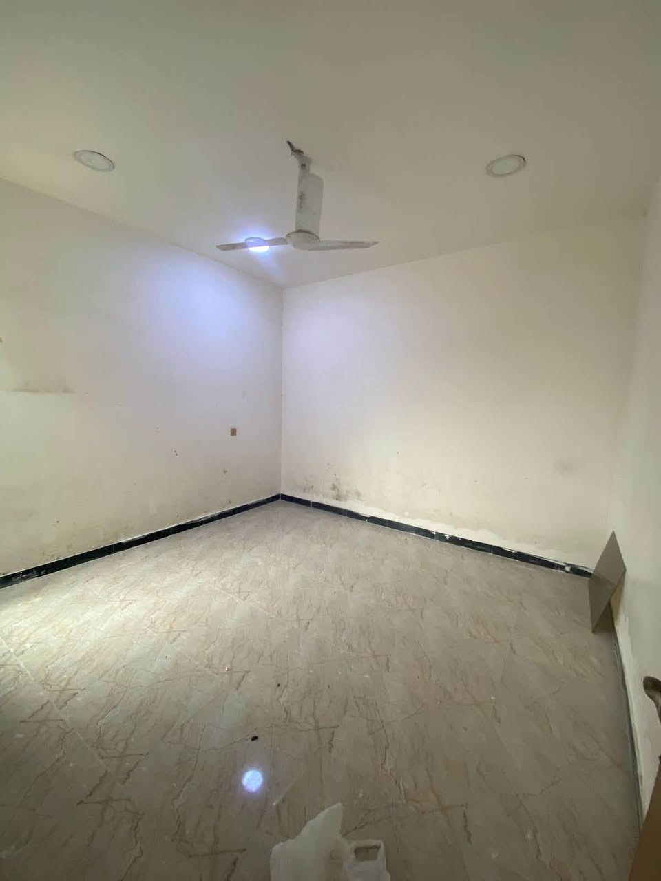 السلام عليكم 
بيت مساحه 120متر واجهه 12 نزال 10 
قرب مدرسه النخبه الأهليه يحتوي على ثلاث غرف نوم 
طابق ونص للبيع بسعر مناسب للاستفسار 
***********
