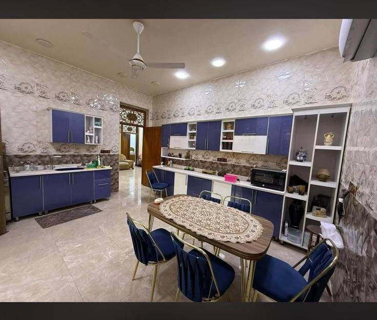 بيع سريع موقع وبناء ممتاز متعوب عليه من الأساس إلى تشطيب 
للبيع دار طابو زراعي سند 25 مساحه 300متر طابق واحد بناء حديث فول محتوياته غرفتين وصاله ومطبخ وكليدور مجمع صحيات داخليه وخارجية ومناور عدد 2 وكراج وحديقه عرض الشارع 8 متر العنوان حي صحه خلف المدهش فرع الجزره وطريق ثاني من مارينا السعر 215 💸
*********** وات ساب 
+9647855869494
مكتب الشمس للعقار
