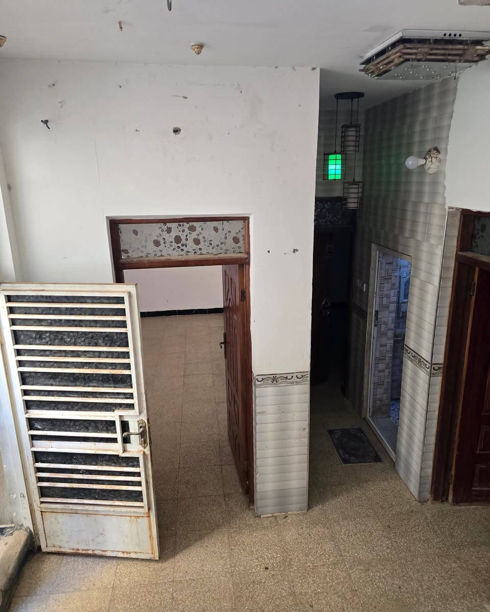 دار سكن دولان للبيع 
ام الخيل الثالثه قرب مدرسه قطر الندى 
المساحه / 100 متر 
محتويات الدار 
غرفتين نوم/ صاله/ استقبال/ مطبخ/ مجموعتين صحيه 
""""""""""""""""""""""""""""""
للأستفســار مراجعـــــة مكتـــب النخبة للعقار والمقاولات العامه الكائــن حي العروبه شارع المتحف مقابل ايسي كريم الإيطالي او الاتصال على الأرقام التاليه
***********
***********
