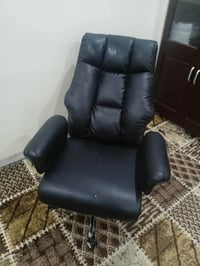 كرسي دوار • هزاز شغال • جلد بحالة جيدة