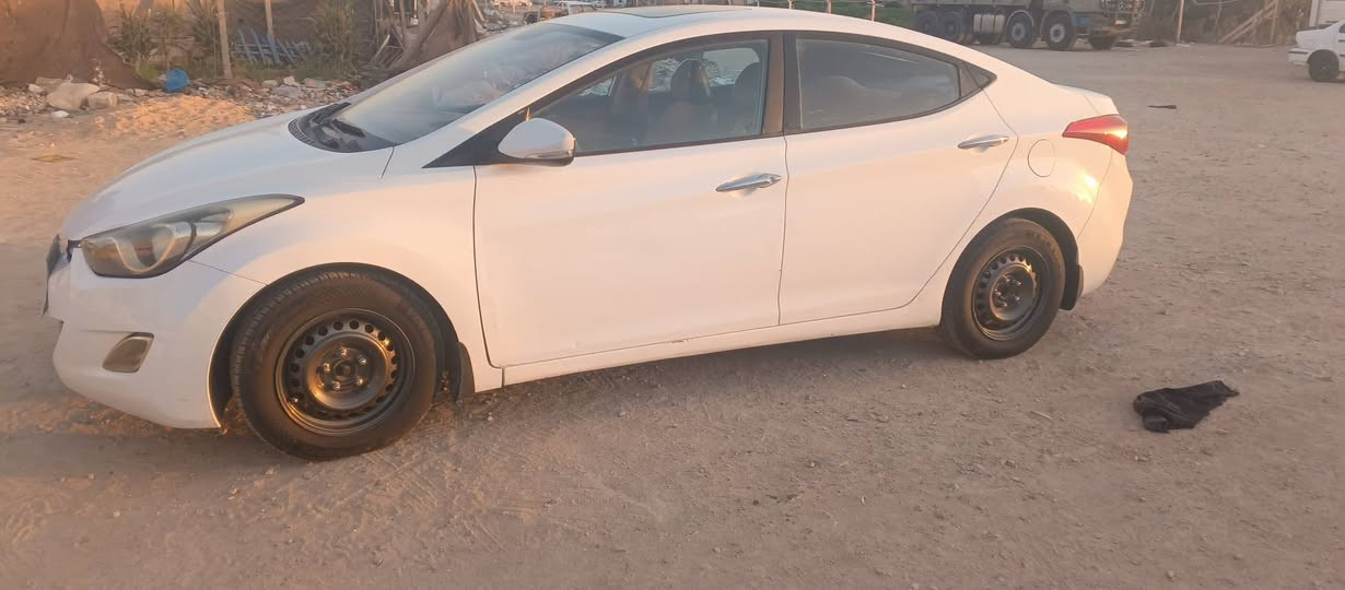 السلام عليكم 
هونداي النترا موديل 13 خليجي 

فول عده البصمة 
بيها قطعتين وربع جاملغ ابيع 3 قطع 
كير ومكينة وتبريد وحدادية 
تخم تاير أو ويل جديد 
دوشمه كشنات وارضيه 

منضومة زنون 

بيها بارد تجي تشوف سياره بارد شوف العين 

مكينة 1600
تريد وكاله او تحويل رقم سليمانية الماني السياره ماعايزه اي شي جاهزه  

***********
