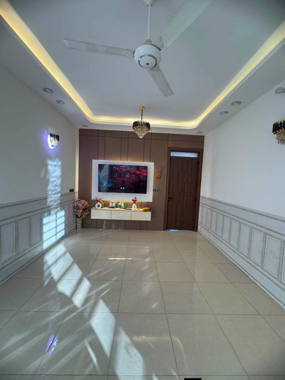 دار للبيع بناء حديث حله نادر الثانيه خلف سكله صدام 

مساحته 200متر طابو زراعي سند 25 

الواجهـــــــــة  8ونص
النــــــــــــزال  25متر

طابقين ثلاث غرف نوم وصاله ومطبخ وحمام ومطبخ ومجمع صحيات وطارمه

عرض الشارع 8 متر كافه الخدمات 

لـــلاســــتـــفـــســـار ***********
***********
مراجعة مكتب سومر للعقار نادر الاولى على الشارع الخدمي قرب حسينيه حنتوش
