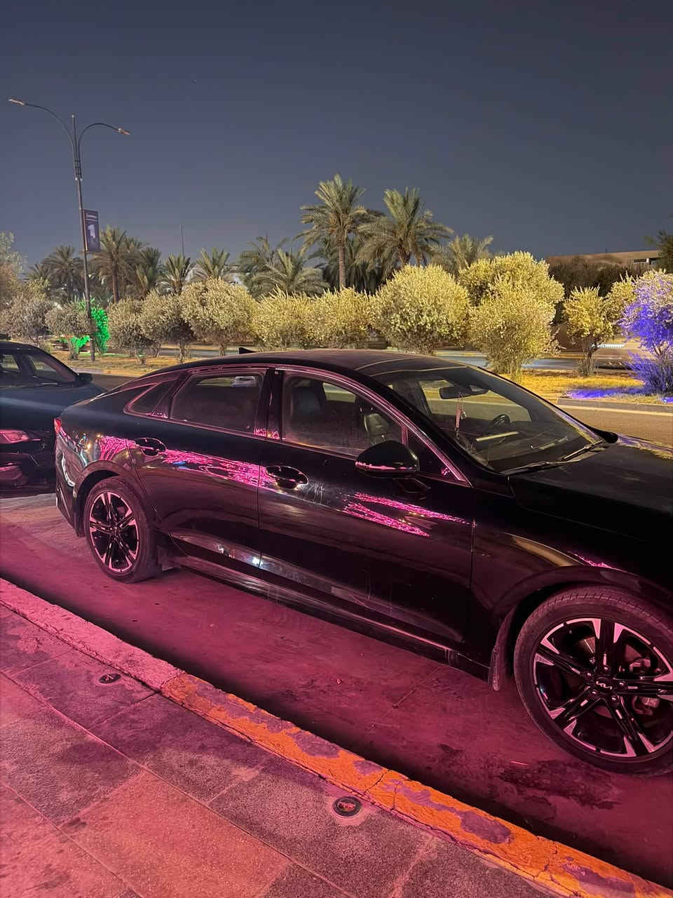 السلام عليكم 

🚘 للبيع Kia K5 GT-Line موديل2022

📍 رقم أربيل تحويل ثاني يوم

📍 المكان: بغداد 

✅ بدون دواخل

✅ حادثه جاملغ وبنيد حادث بسيط وحاط الصور مالته
والبنيد بيها اثر بقه شغل دبي مثل ما موضح بلصور 

🎨 اللون: أسود

🔥 محرك 1600 تيربو

🌟 المواصفات:

• داخلية اسود جلد مختم GTكامل رياضي بلاد

• كشنات جلد + تدفئة

• ستيرن تدفئة

.  بانوراما

• تشغيل عن بعد

• بصمة + هاند بريك بصمة

• شحن هاتف لاسلكي

• قيادة ذاتية على الخطوط السريعة

• مثبت سرعة / ماشيه 82 mi

• AUTO HOLD

• أوتو بريك

• كير أوتو + عادي

🛡️ أنظمة الأمان:

• ABS

• مانع انزلاق

• حساسات إطارات

• رادار أمامي وجانبي

• مراقبة النقطة العمياء

• رادار الخطوط البيضاء

• توقف ذاتي عند الرجوع

💡 الإضافات:

• لايتات 4 عدسات

• LED + زينون

• بك لايت LED

• مصابيح ضباب LED

• كامرة دوارة

• شاشة + شاشة أعطال

• نظام ملاحة (خريطة)

• Apple CarPlay / Android Auto لاسلكي

• بلوتوث + AUX + USB

• فول تحكم ستيرن

• أشاير بالمرايا

• مقعد كهربائي

• ويلكم لايت رياضي

• أنظمة قيادة: Eco / Sport / Smart / Normal

وسيارة مشامه بانزين عادي ابدد كله محسن

💰 السعر :157$ دولار وبيها مجال  

📞 للاستفسار:

✅ متوفر واتساب: ***********
