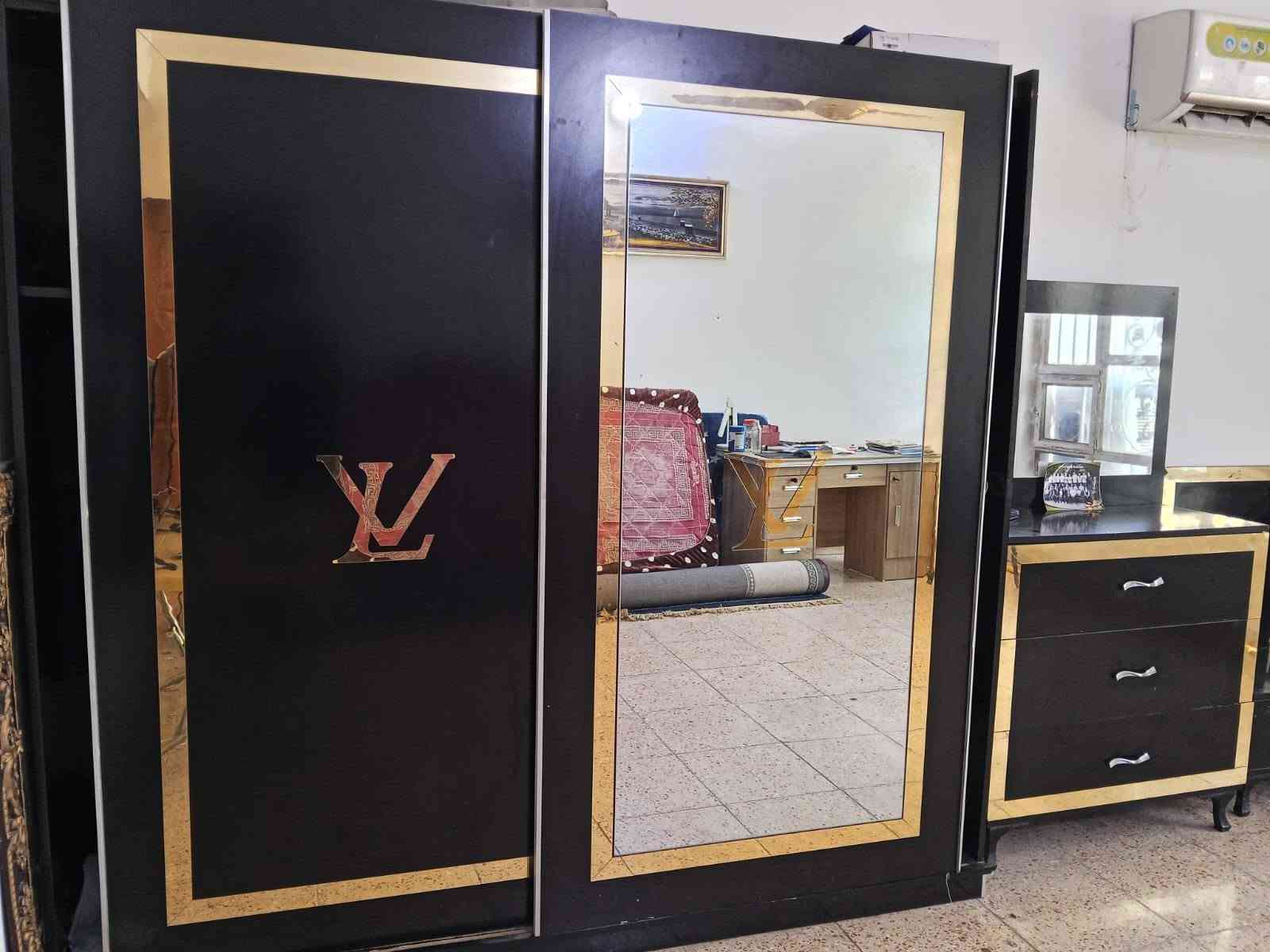 السلام عليكم
غرفة نوم شبابي سريرين للبيع يرادلها ترتيب السعر ١٥٠ مكانها بغداد حي اور ***********
