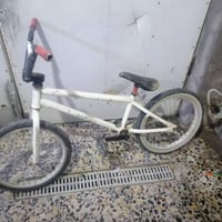 بايسكلات للبيع البناتي لابيض حجم 20 اصلي جاملغ امامي موجود البايسكل نض...