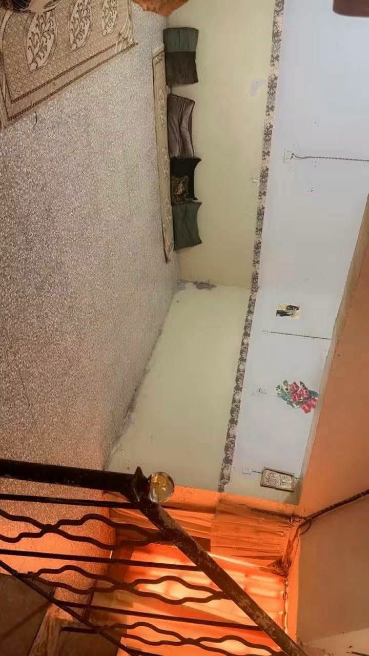 بيت للبيع  عنوان ديوانيه  بحي العسكري الاول خلف ملعب النجمه على ساحه.. مساحته 240 بناء قديم طابقين الطابق الاول كونكريت والثاني عكاده*********** هذا بي واتساب اتصل
