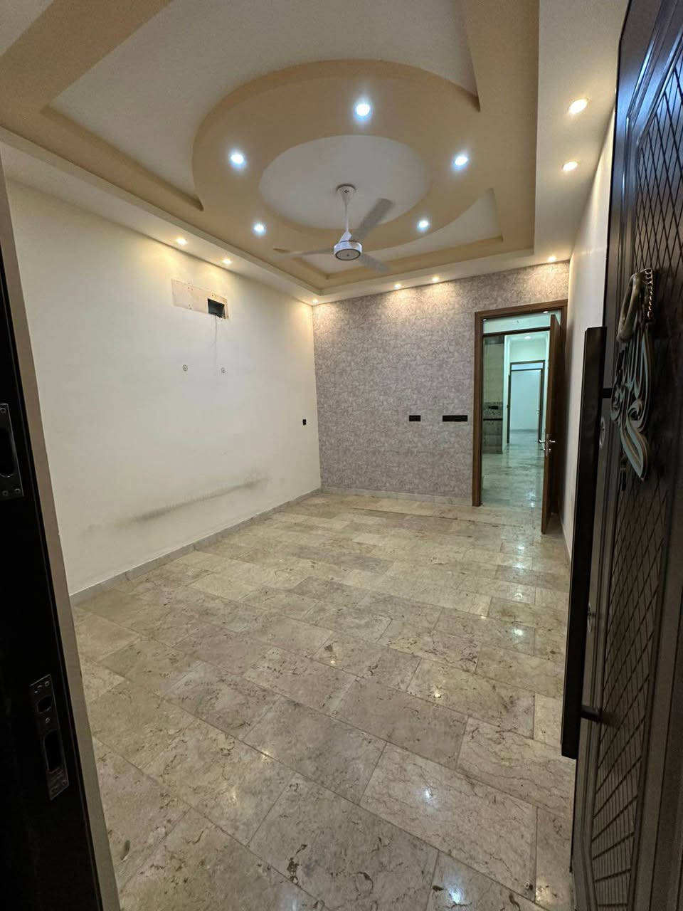🏡 للإيجار في السيدية | فرصة مميزة

📍 الموقع: السيدية – الضباط – فرع جامع الأقصى
📐 مساحة العقار: 100 م²

✨ مواصفات العقار:
• 3 غرف نوم 🛏️
• صالة واسعة ومريحة
• مطبخ
• خدمات عدد (2)
• توزيع عملي ومناسب للسكن العائلي

💰 بدل الإيجار:
1,250,000 دينار شهرياً
مع مجال بسيط

📞 للتواصل والاستفسار:
***********

📍 أو تفضلوا بزيارة موقعنا:
السيدية – شارع الامن

🏢 شركة قمر للوساطه العقاريه بغداد, العراق
