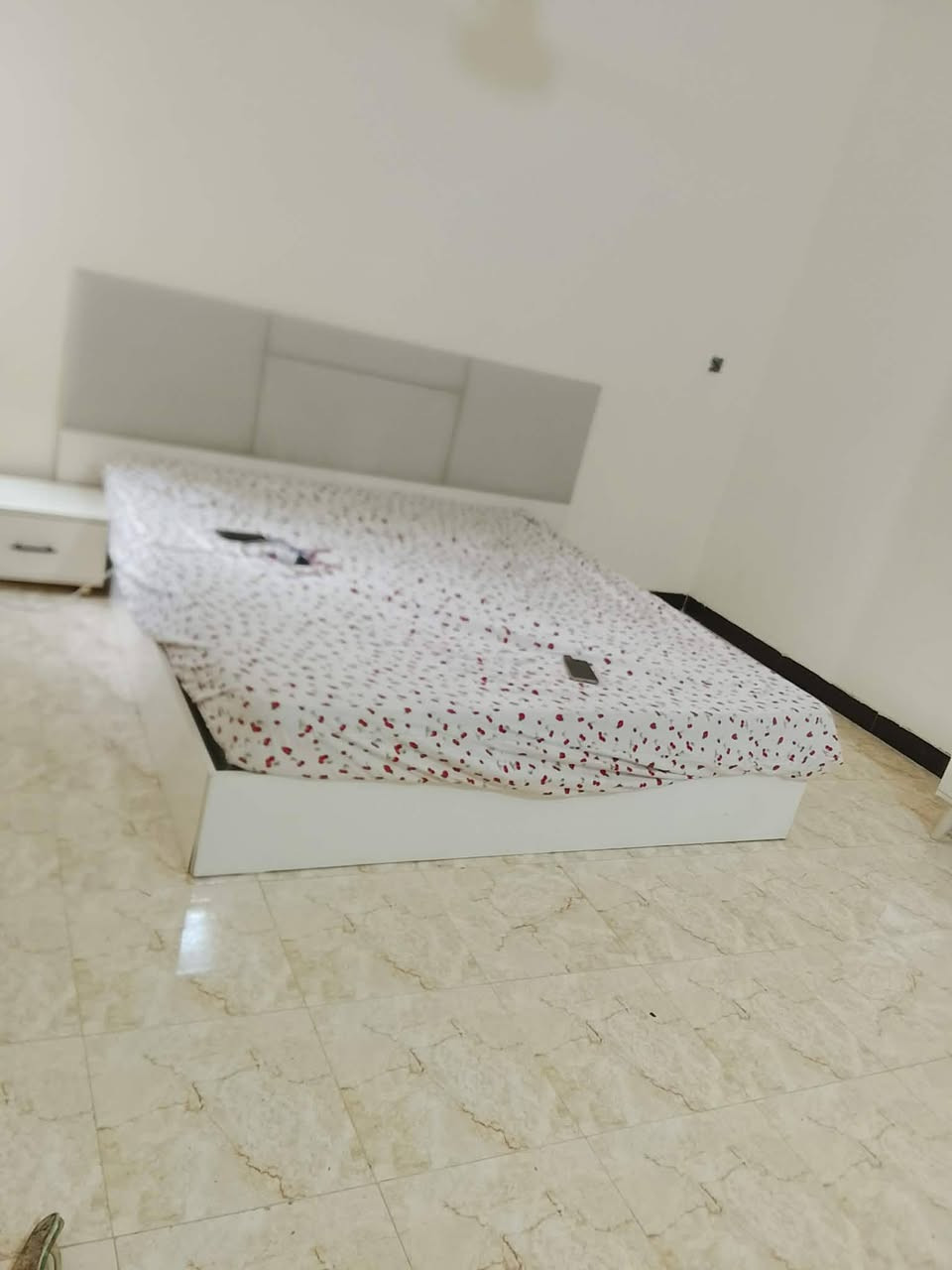 السلام عليكم من رخصة الادمن عندي غرفه تركي نضيفه وجرابي ام النفر بغداد سويب الشرطة الخامسة ***********
