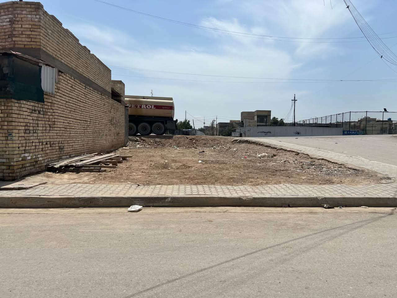 سلام عليكم 
كاع مساحتها 160متر 
الواجه 10
نزال 16
الخدمات كامله ماي وكهربائي ومجاري كامله مكمله المنطقه 
زراعي واقع حال مكاتبه فقط 
العنوان الشعب الجمعيات خلف السده فتحت ملعب مصطفى الوحش  
السعر 25مليون 
موافقه البناء موجوده
الرقم ***********
الرقم ثاني ***********
