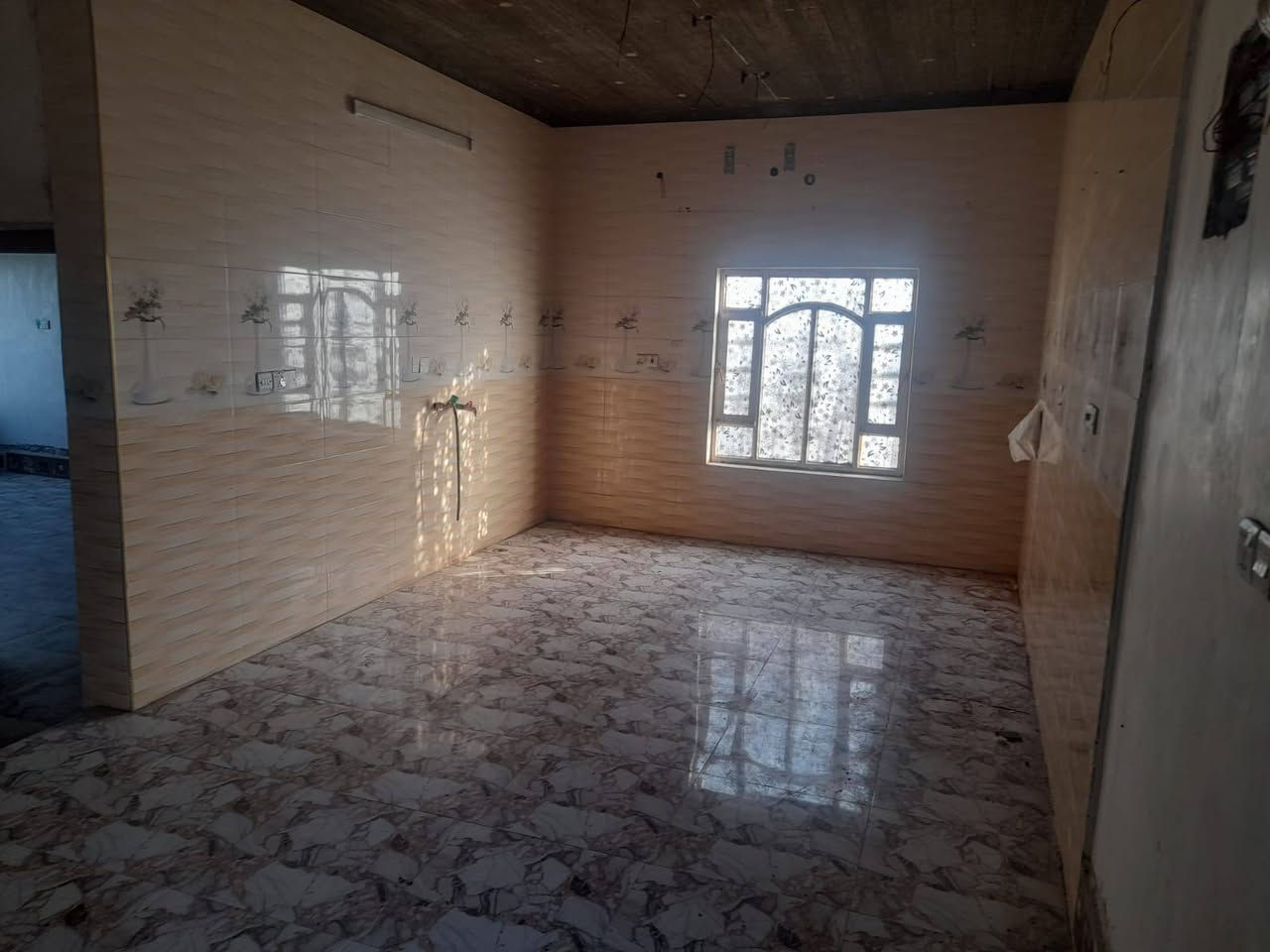 توفر بيت للأيجار طابق ثاني معزول
الموقع البصره حمدان قرب جامع جديده
مكون من
 غرفتين
ديوان
 مطبخ
 وصحيات 
طارمه 
سعر الايجار 350 الف بي مجال بسيط
المنطقه امان وهدوء
ماء كهرباء مدارس 
كافه الخدمات متوفره
باقي التفاصيل 
***********
