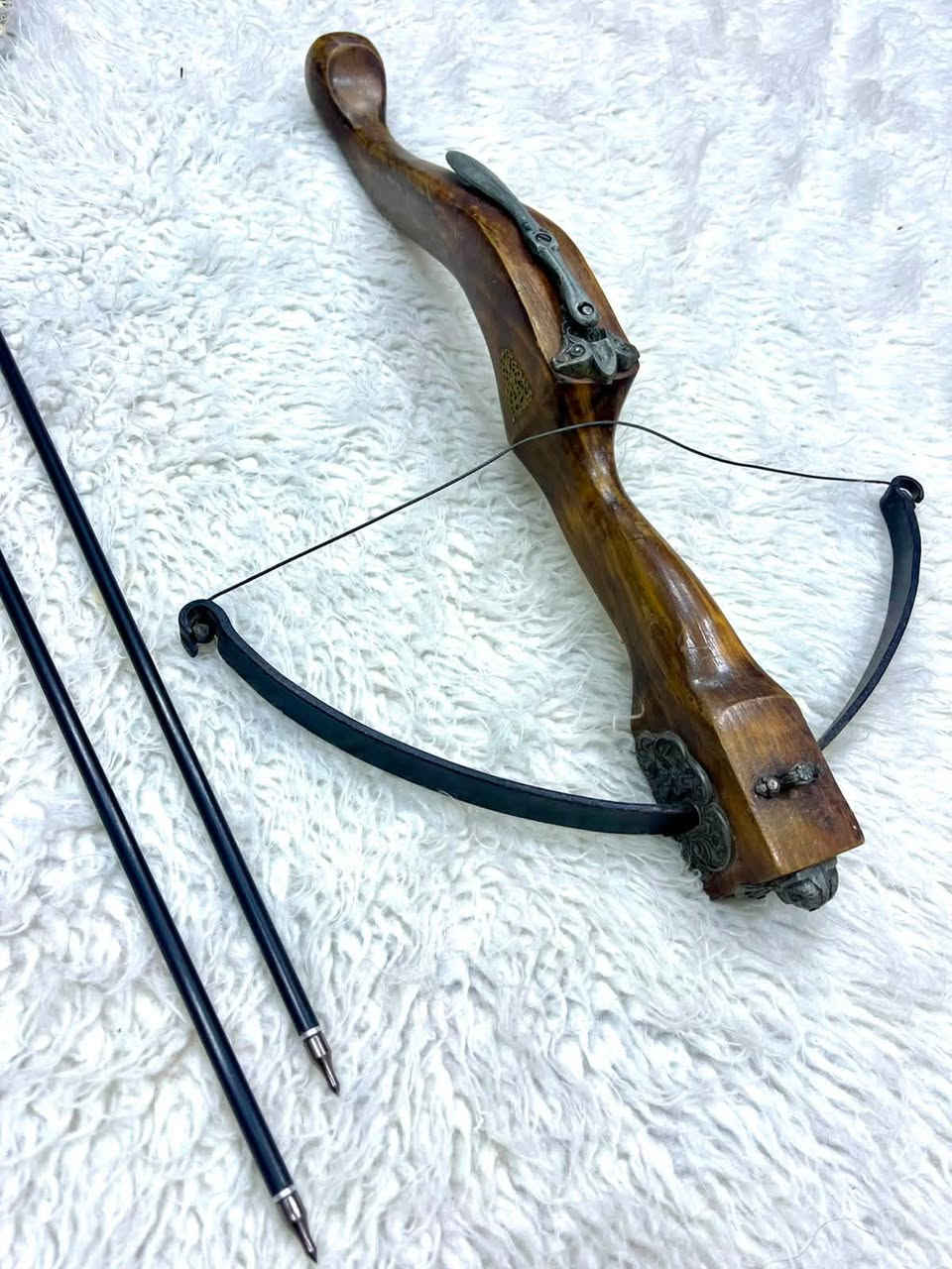 قطعه من النوادر
قوس النشاب أنگليزي قديم ثقيل الوزن  شغال خالي من العيوب مصنوع من الخشب الأصلي الصاج القديم 
والبرونز  انتيكه
السعر واتساب ***********
يوجد توصيل
