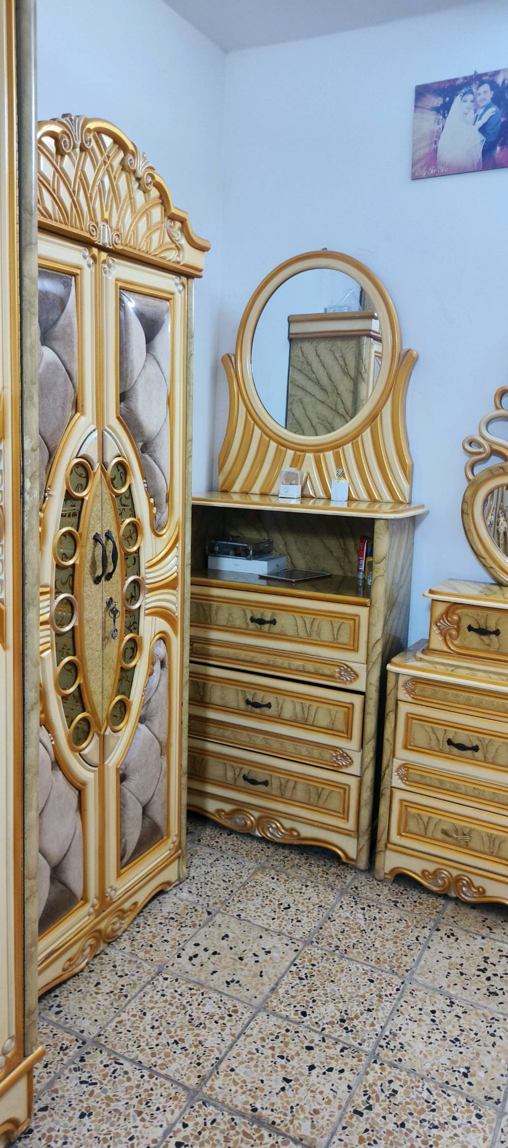 غرفت نوم للبيع 
كلش نضيفه خشب عراقي 
لون ذهبي 
جربايه تحتوي على مخزن 
كلشي موضح بل صور 🖼
سعر ملوين 100 بيه مجال للشراي 
***********‬‏
بغداد العبيدي