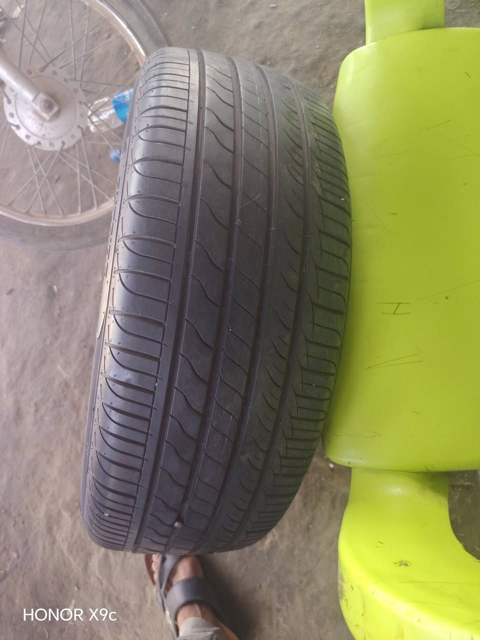سلام عليكم تخم ويل كب هوه وتايراته النضافه ٩٠ بلميه السعر ٣٠٠ وبيهن مجال ***********

نص مكتوب في الصور:
- HONOR X9c