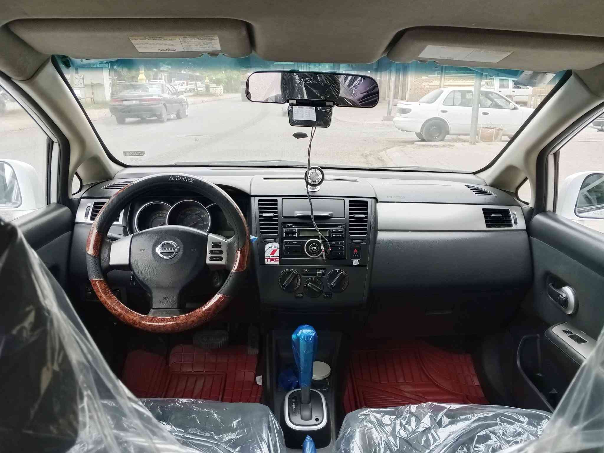 نيسان فرسه • ٢٠١١ • خمس قطع