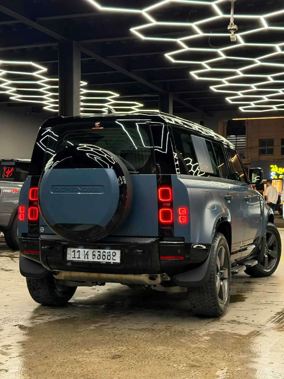 🔥 Land Rover Defender 110 P400 X-Dynamic HSE | 2025 🔥
مغلفه ppf طافي

🇬🇧 وكالة سردار خليجي | لون أزرق ميتاليك

عداد المسافة 14،000 كيلو متر

* 🚀 محرك 3.0L 6 سلندر P400 MHEV — 400 حصان

* ⚙️ قير أوتوماتيك 8 سرعات + دفع رباعي AWD

* 🛞 تعليق هوائي + Terrain Response

* 💎 مقاعد Windsor Leather كهربائية + ذاكرة + تدفئة وتبريد

* 🌟 Matrix LED

* 🌌 سقف بانورامي

* 📺 شاشة Pivi Pro 11.4”

* 🔊 نظام صوت Meridian

* 📷 كاميرا + حساسات

* 🛡️ أنظمة Blind Spot + Adaptive Cruise + Lane Keep Assist

* 🔑 دخول وتشغيل بدون مفتاح

* 🛞 جنوط 20”

Defender 110 P400 X-Dynamic HSE — فخامة، قوة وهيبة. 🔥للاستفسار ***********
