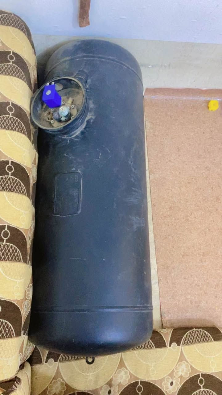 سلام عليكم 
منضومه غاز 60لتر كامله كل نقص مابيهه 
مكاني بغداد ***********سعرهه 150 بغداد, العراق

نص مكتوب في الصور:
- شنو يعني هاي الكتابه
- هاي الكتابة تخص خزان غاز LPG (غاز الطبخ/الغاز المسال)، والمعلومات الظاهرة بالصورة معناها تقريبًا:
- • رقم اعتماد وتصديق للخزان: R-010053 / 67 - E37 حسب المواصفات الأوروبية.
- • تصنيف الخزان: 1 CLASS.
- • ضغط الاختبار/التصميم المذكور على 3000 kPa: الخزان، يعادل تقريبًا 30 بار.
- • ممنوع تعبئة الخزان أكثر من 80%: 80% MAX FILL حتى يبقى مجال LPG من سعته، وهذا طبيعي بخزانات للتمدد.
- • قياس/قطر جزء من الخزان حسب 315Ø: مواصفة التصنيع.
- • سعة الخزان 60 لتر: 60LT LPG.
- • الرقم التسسلي للخزان: S.N.
- • تاريخ التصنيع أو التأشير، ويبدو شهر 11 :11/2021 سنة 2021.
- إذا تريدين، أگدر أوضح لك - هل هذا الخزان بعده صالح لللاستخدام؟
- اسأل ChatGPT