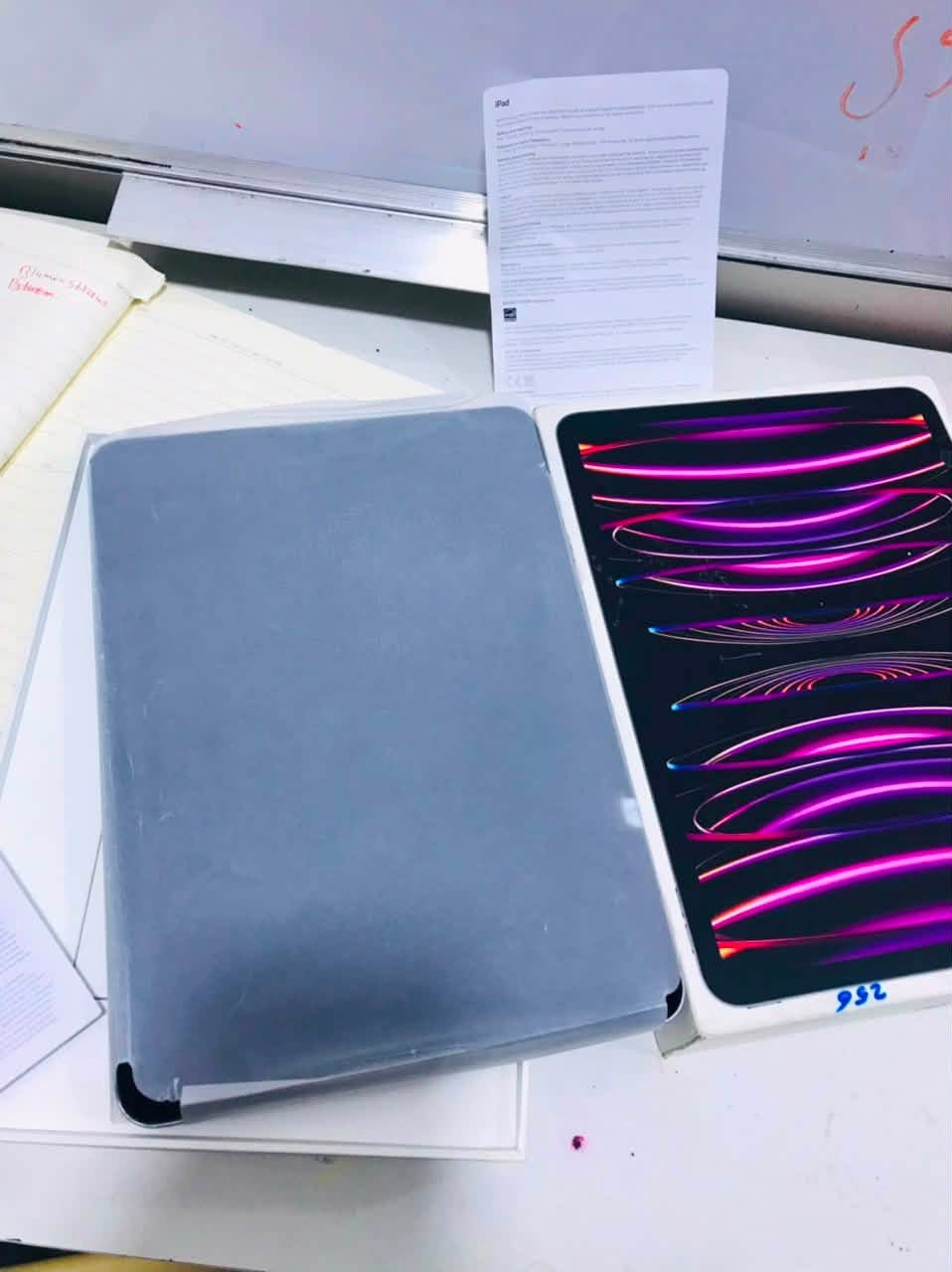 Ipad 11 pro M2 🔥
وحش الالعاب 120 فريم 
ايباد 11 برو M2 للبيع 
الجهاز نضيف جداً ممفتوح الجهاز شرط الفحص فقط اكو شخوط بسيطه بل ضهر موضح بلصوره وماياثر على اي شي 
البطارية 87‎%‎ 
الذاكرة 256 
كامل ملحقاته ويا 
السعر 780 الف بي مجال بسيط 
عنواني كركوك توصيل ماعندي 
للتواصل ***********
