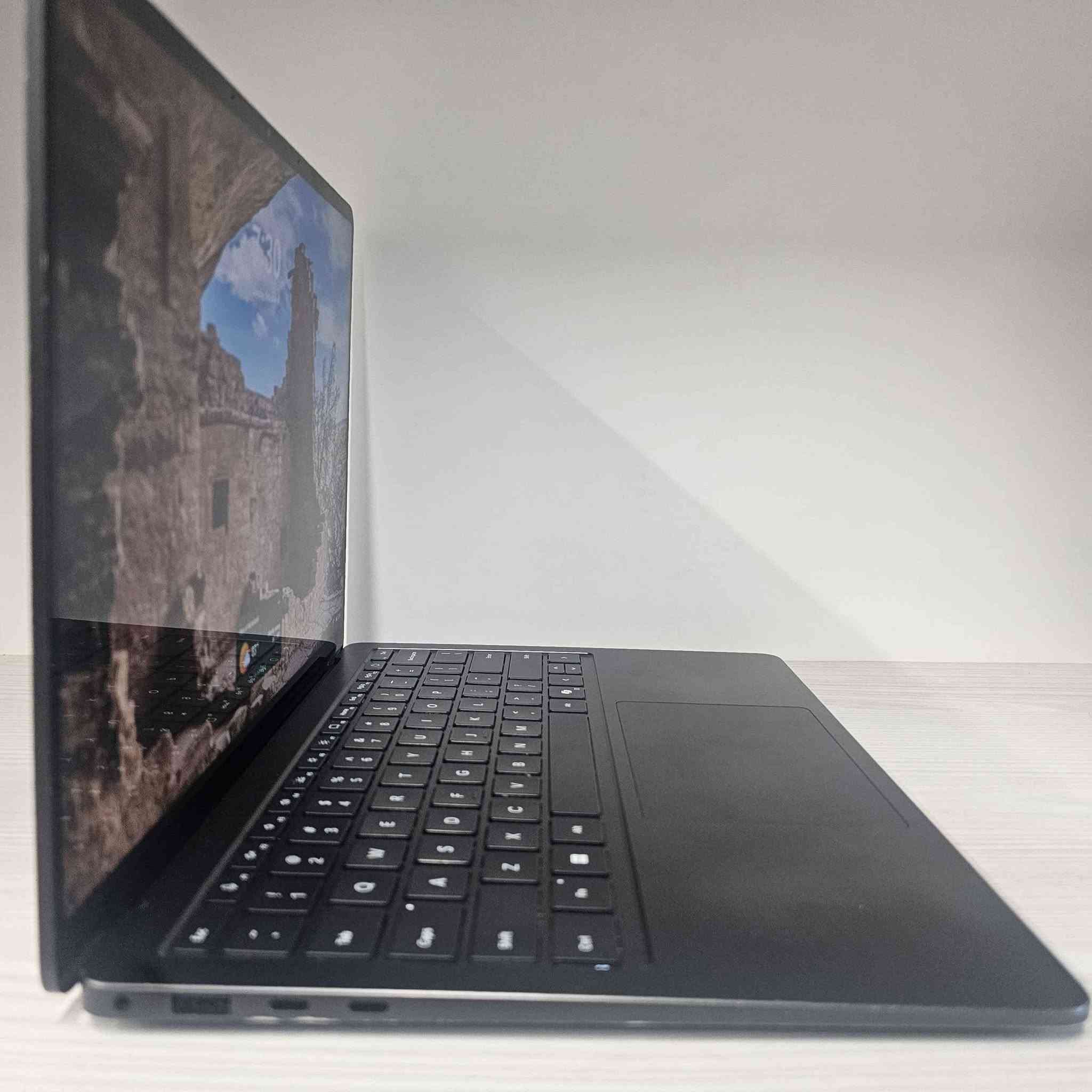 Microsoft Surface laptop 7 13.5 inch
احدث نسخة من شركة مايكروسوفت 
أبرز المواصفات والمميزات:
​💻 الشاشة: بحجم 13.8 إنش (تاتش - PixelSense Flow) بخاصية Frameless (حواف نحيفة جداً وزوايا مدورة)، تردد 120Hz متكيف، وألوان مذهلة ودقيقة مع حماية Gorilla Glass 5.
​⚡ المعالج: Qualcomm Snapdragon X Plus (معالج ثوري بـ 10 أنوية مزود بوحدة NPU مخصصة للذكاء الاصطناعي Copilot+ وأداء قوي مع استهلاك بطارية شبه معدوم).
​🧠 الذاكرة العشوائية (RAM): سعة 16GB LPDDR5x بسرعة فائقة (8448 MT/s) لتشغيل كافة البرامج والمهام بكفاءة عالية.
​💾 التخزين (SSD): هارد 512GB NVMe SSD سريع جداً.
​🔐 الأمان: يدعم خاصية التعرف على الوجه Windows Hello (Face ID) للفتح السريع والآمن.
​🖤 اللون: أسود ملكي (Black Finish) بتصميم خفيف وأنيق جداً.
​🔋 البطارية: بطارية ممتازة تدوم لساعات طويلة من العمل المتواصل.
​🔊 المميزات الإضافية: دعم Wi-Fi 7، Bluetooth 5.4، وسماعات Dolby Atmos.
​📌 حالة الجهاز: مستخدم (يحتوي على بعض الخدوش البسيطة، مع عمل فحص كامل للجهاز والأداء ممتاز 100%).
💰 السعر: 1,400,000 دينار عراقي.
🚚 التوصيل: مجاني لكافة المناطق والمحافظات!
​📍 المكان: الموصل - مكتب تكنو ماستر.
📞 للطلب والاستفسار: *********** (اتصال / واتساب). موصل, نينوى
