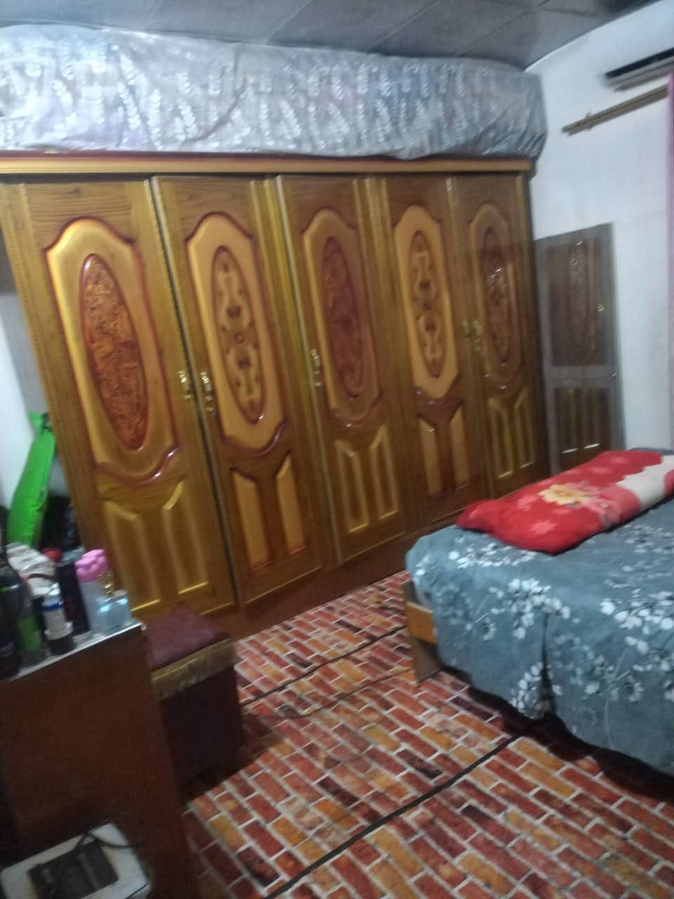 سلام عليكم دار وضع حال سند اصفر من نهد المالكي على الشارع العام للبيع مساحه 150متر بناء80متر 
الدار يحتوي على غرفة نوم استقبال مطبخ صالة 
مساحة بالاخيركانت حديقة او صبيتهه مساحتهه 70متر
الدار يحتوي على ماء كهرباء سحب ذهبي وطني انترنت مجاري مدارس كافة الخدمات 
السعر 45 مليون مع كافة الاثاث وسستم الكامرات
العنوان بغداد كمب ساره شارع مجمع المؤمون
للتواصل ***********
