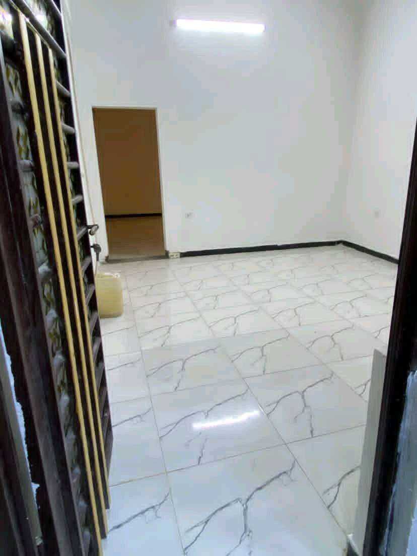 بيت للبيع في الامين الثانية شارع النواب يم ساحه دكسن مساحه 75.تجاوز واقع حال بي ورقه تمليك غرفتين وصاله ومطبخ *********** للاستفسار ي نهايت شارع النواب. نهايت شارع ابو صباح المضمد يم صوره السيد
سعر ب50  بيت جديد عالي عن الشارع 3بيت عن طابو