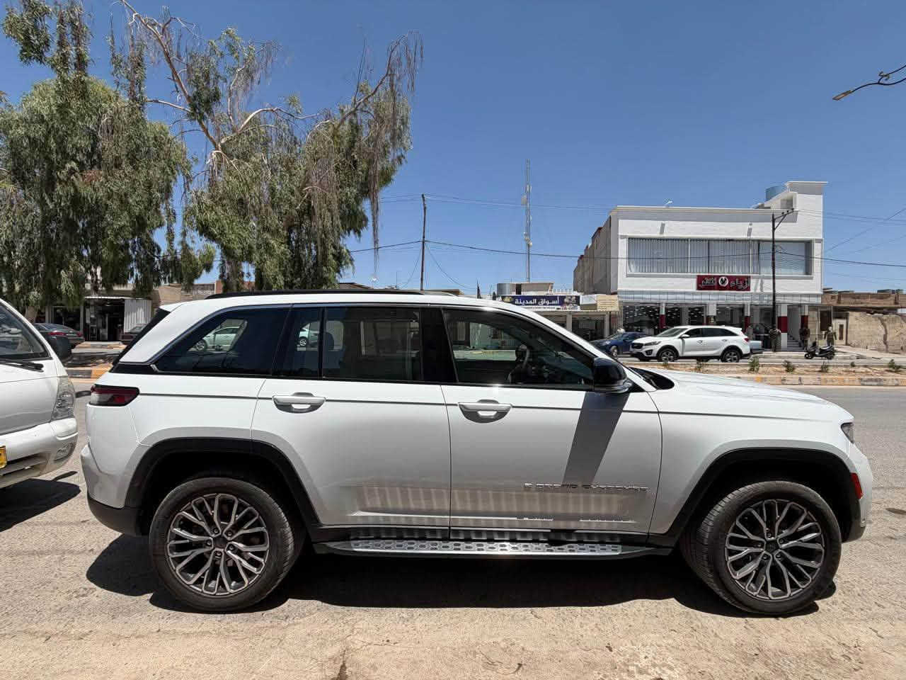 السلام عليكم

للبيع Jeep Grand Cherokee لمتدد 2024 (خليجي) ضمان هارلم ضمان شغال و ساري – أعلى فئة 1/1

• محرك V6 سعة 3.6 لتر

• عداد 28 ألف ميل

• دفع رباعي 4×4

• بانوراما

• 7 ركاب

• شرط التحويل 

• رقم دهوك، السيارة مرقمة جاهزة

من أبرز المواصفات:

تعليق هوائي (جكات) • قيادة ذاتية مع الرادار • مانع تصادم أمامي وخلفي • رؤية ليلية • تحذير النقطة العمياء والخروج عن المسار • شاشة رئيسية 10.1 إنج مع شاشة للراكب • شاشة عدادات 12 إنج • نظام صوت McIntosh بـ19 سماعة • كاميرات محيطية مع بخاخات تنظيف • بصمة على الأبواب • تشغيل عن بعد • فتح كهربائي للصندوق مع حركة القدم • مقاعد جلد طبيعي مع تبريد وتدفئة ومساج • تدفئة للمقاعد الخلفية • إنارة داخلية متعددة الألوان • شاحن لاسلكي • ويلات 21 إنج.

خليجي حالة الوكالة ضمان هارلم

السعر: 41000$ قابل للتفاوض بالمعقول.

مكان السيارة: نينوى-قضاء تلعفر
للاستفسار:

***********
