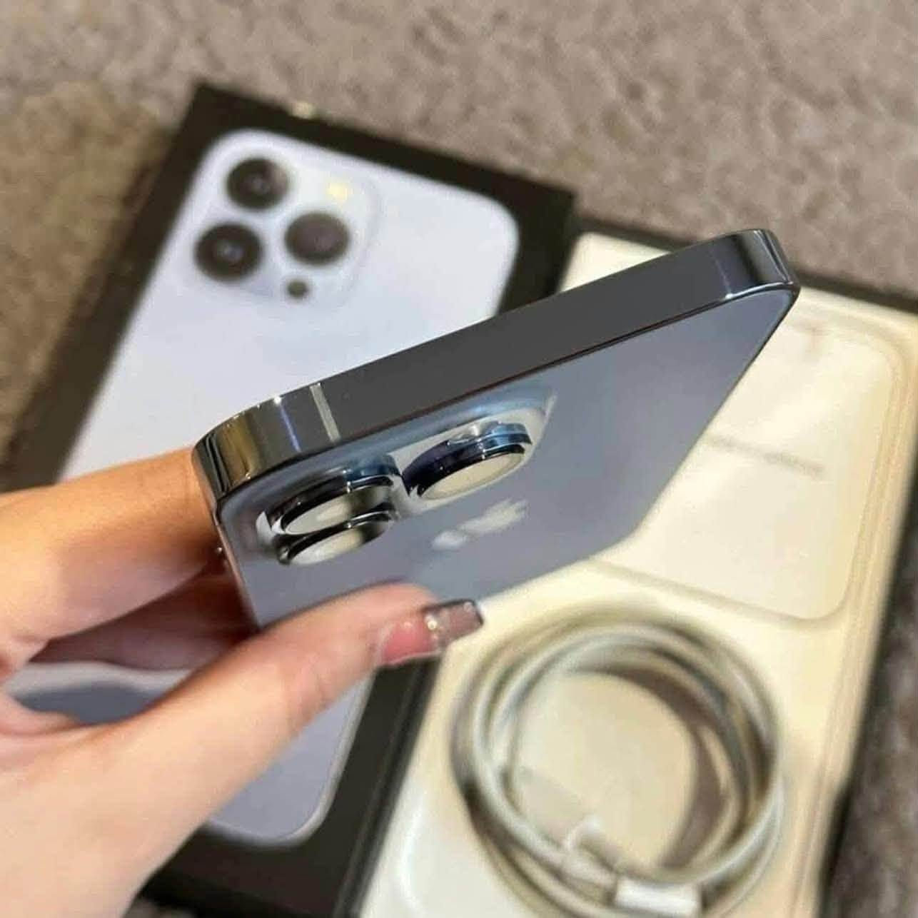 13 برو ماكس  بطارية 🔋 82 ذاكرة 256
سعره 700 
***********
