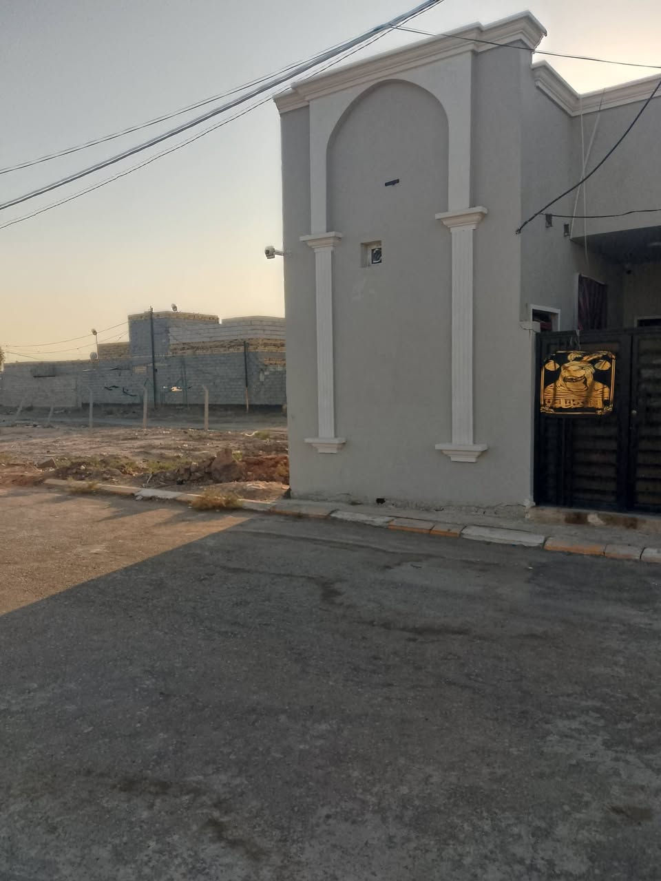عرصه 100متر مربعه 10في 10زراعيه مع كافة الخدمات تبليط اناره الشوارع الرئيسية حي العسكري شارع 30شارع السايدين مال الملعب الخماسي بسعر 7ملاين مع مجال ***********8
