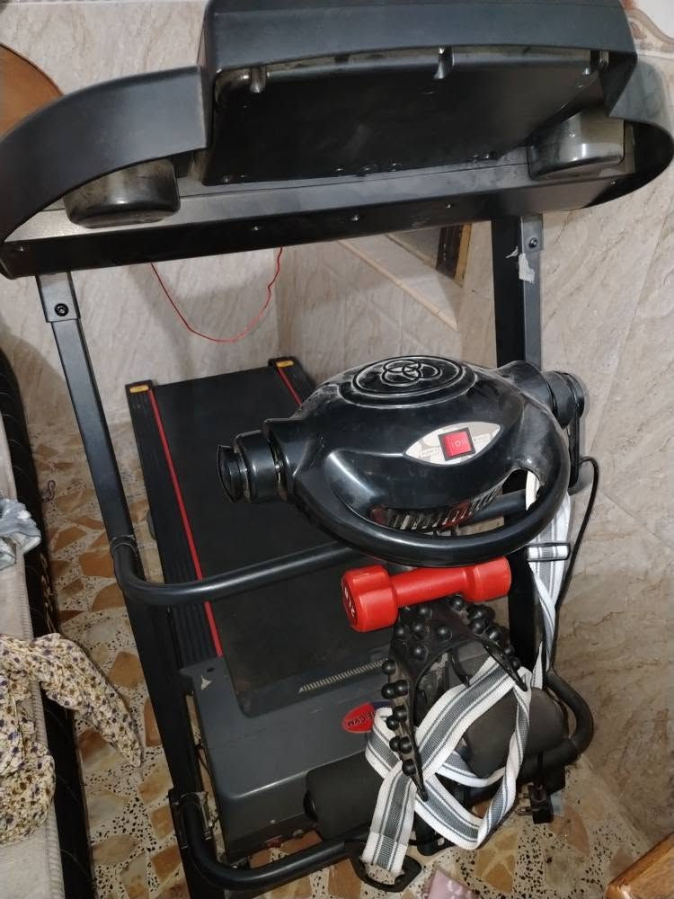 🏃‍♂️ للبيع جهاز مشي House Gym T700-2
جهاز مشي كهربائي House Gym T700-2، جهاز قوي ومناسب للبيت والرياضة.
🔹 الموديل: T700-2
🔹 ماركة: House Gym
🔹 يتحمل وزن لحدود 140 كغم
🔹 وياه جهاز هزاز + دمبل + ملحقات تمارين مثل ما مبين بالصور
🔹 الجهاز يعمل بصورة جيدة
🔹 حالته جيدة ونظيف
🔹 مناسب للمشي والركض والتمارين المنزلية
💰 السعر: 450 ألف دينار قابل للتفاوض 
الجهاز جديد ونضيف و استعماله قليل 
*********** النجف, العراق
