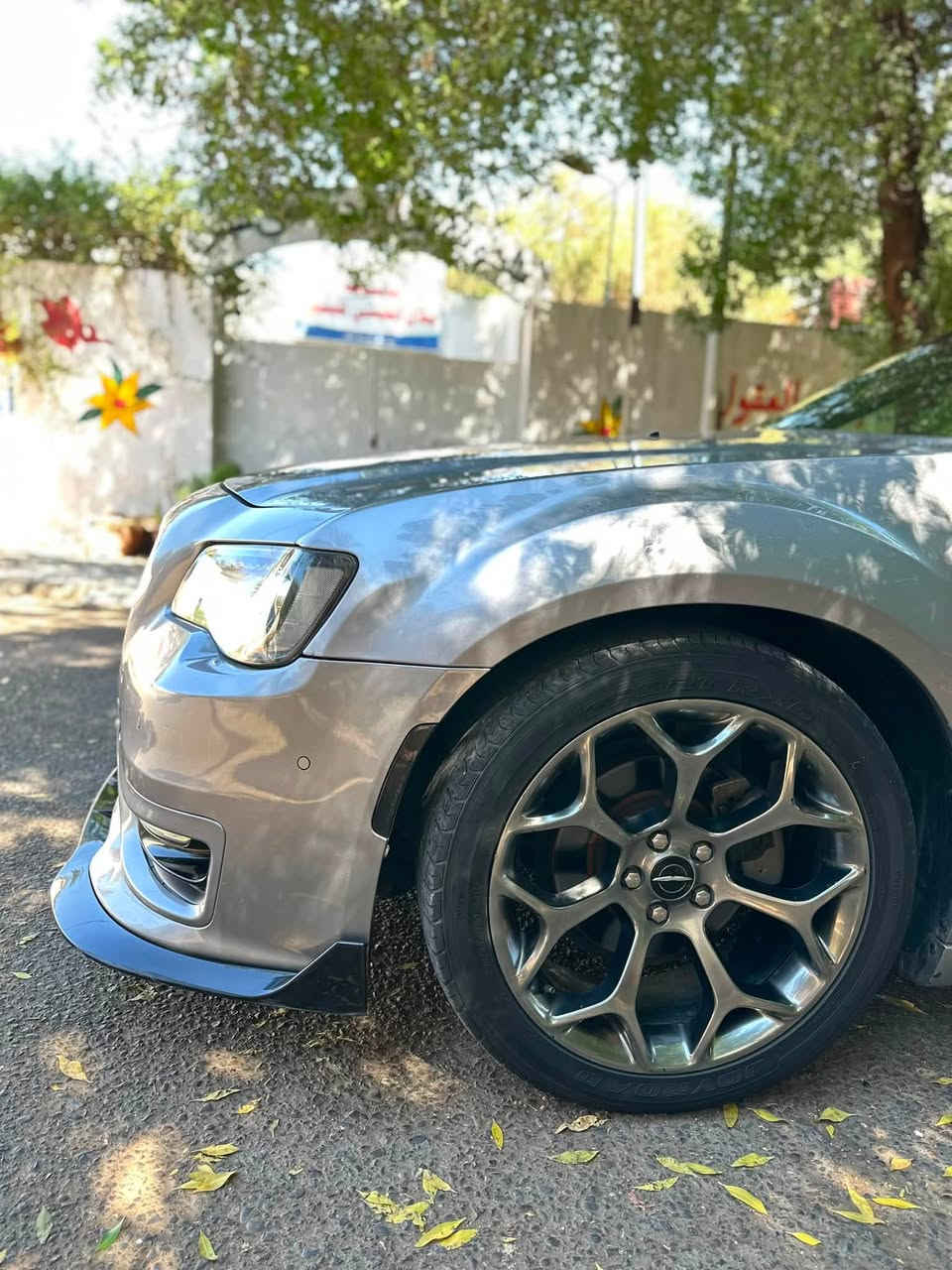 السلام عليكم
للبيع كرايسلر 300S V6 وارد أمريكي موديل 2018فول عده الرادار الأمامي 

كلين تايتل

بدون صبغ بدون إيرباك بدون غرق

ماشية قبل الدخول للعراق 47 ألف، وحالياً 94 ألف

السيارة جاهزة للفحص وين متحب ، مكينة وكير وشاصي وللغد كفالة

السيارة استخدام شخصي وأحلى من الصور 

الموقع: بغداد

للتواصل ***********
