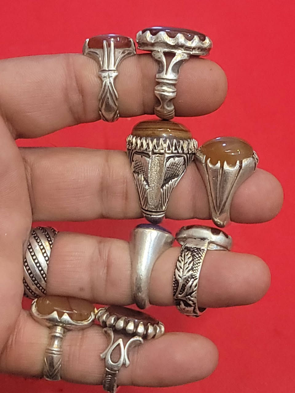 السلام عليكم
8خواتم صياغه ثقيله بيهن بحريني وبيهن جوكي وبيهن عراقي يدوي
سعرهن 500
للهتم)(اخوان فقط بيع وشلع)
 ***********
