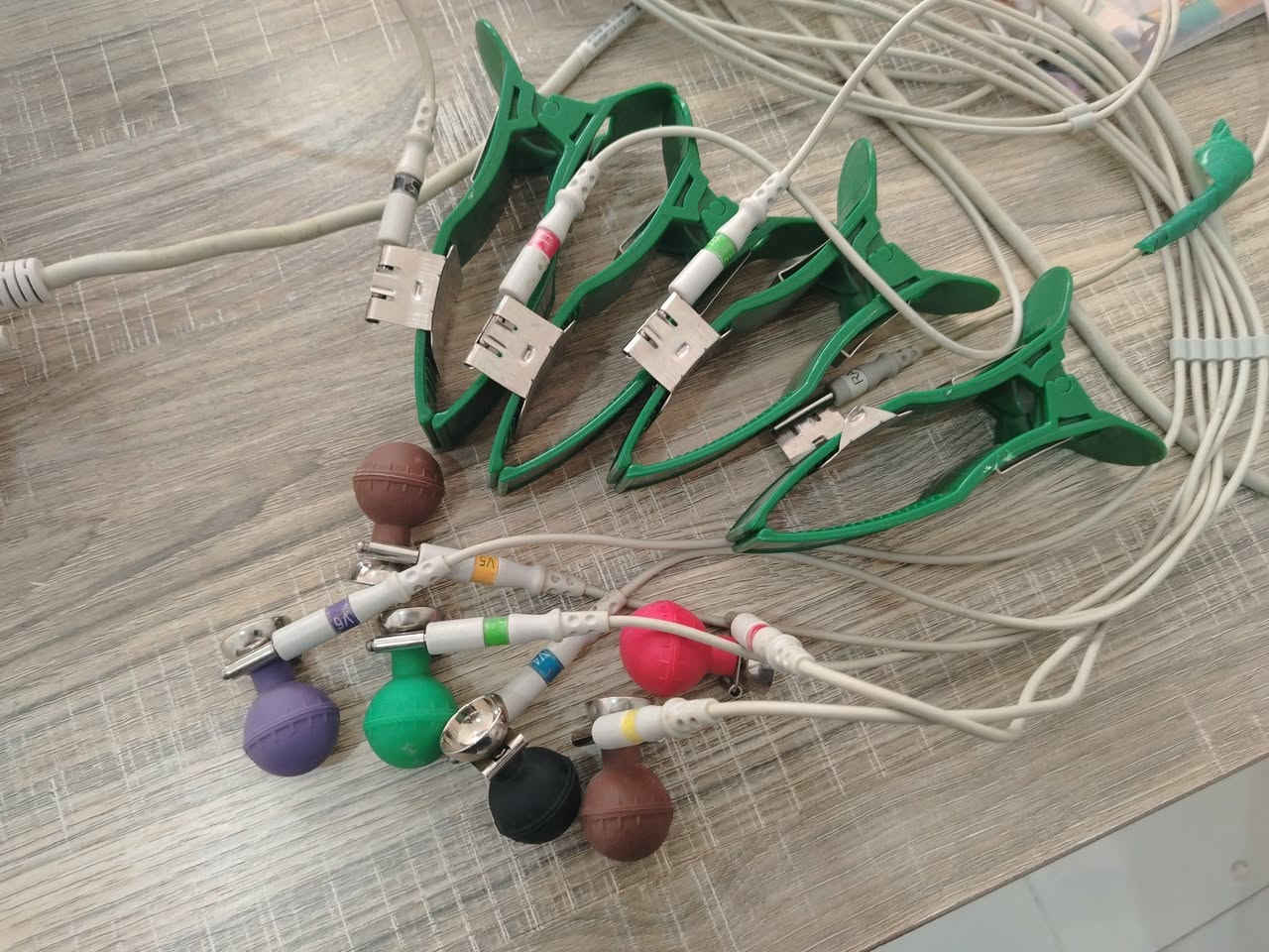 جهاز تخطيط القلب ECG
الاقطاب كاملة وكلشي شغال
قياس الورق 50اعتقد
استعمال شخصي وليس بالة نظيف بطارية ليثيوم 
السعر 275 الف مكاني البصرة الزبير
***********
