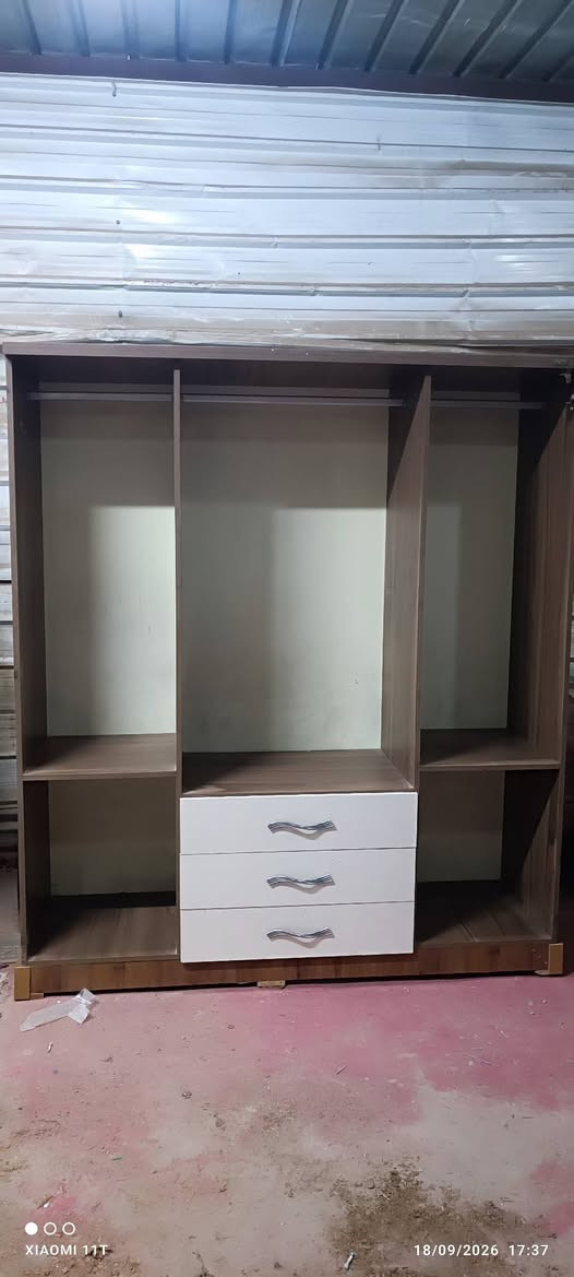 كنتور ٤ باب ماركه قياس العرض ١٨٠ نظيف جدا 
***********

نص مكتوب في الصور:
- XIAOMI 11T 20/10/2023 19:30
- XIAOMI 11T 18/09/2026 18:12
- XIAOMI 11T 18/09/2026 17:37
- 18/09/2026 17:37