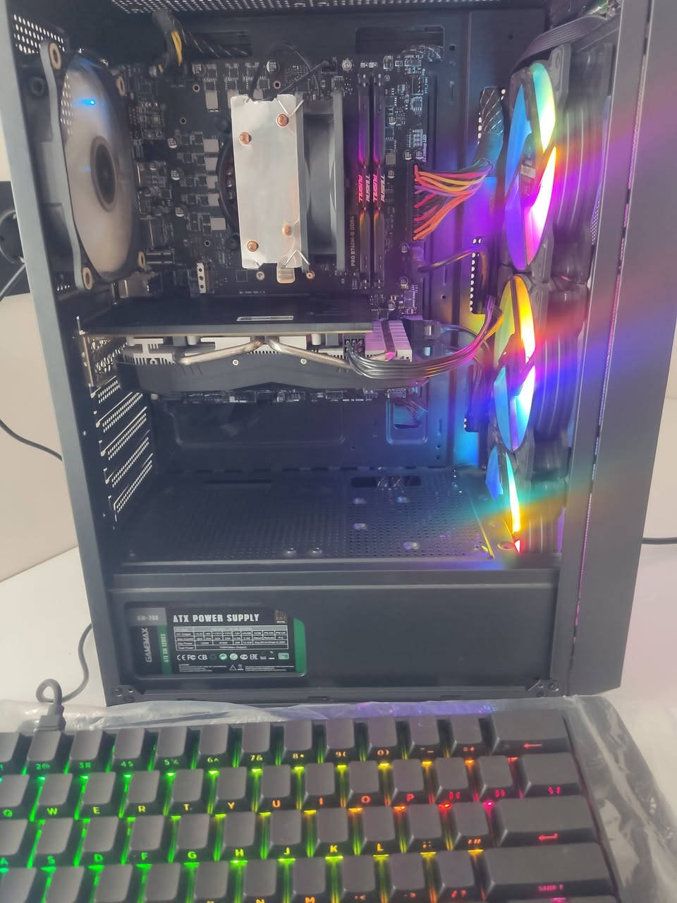 تجميعة تفيد تطوير
i512400f المعالج
كرت Rx580 8g حرارة 73 على 4K
هارد ssd128 
Hdd 2t
مذربود msi pro b760 m-b 
رامات 16 ddr4 سرعة3200
باور سبلاي. 700w 80plus

كيس 4 فان
نضيف 90% 

قفل 600 الف 
بدون كارت 550 قفل 
مكاني كركوك  توصيل موجود  10 
*********** واتساب
-------------------------------------------------------اكسورات  
كيبورد 
Monsgeek fan 60 pro مغناطيسي 
يدعم سوفتوير قفل 25 الف قفل   نضيف 
-------------------------------------------------------
ماوس 
Attack shark  x11 
  يدعم سوفتوير قفل 25 الف قفل نضيف
_----------------------------------------------------
فلاش 16 g   
سعر 10 قفل
