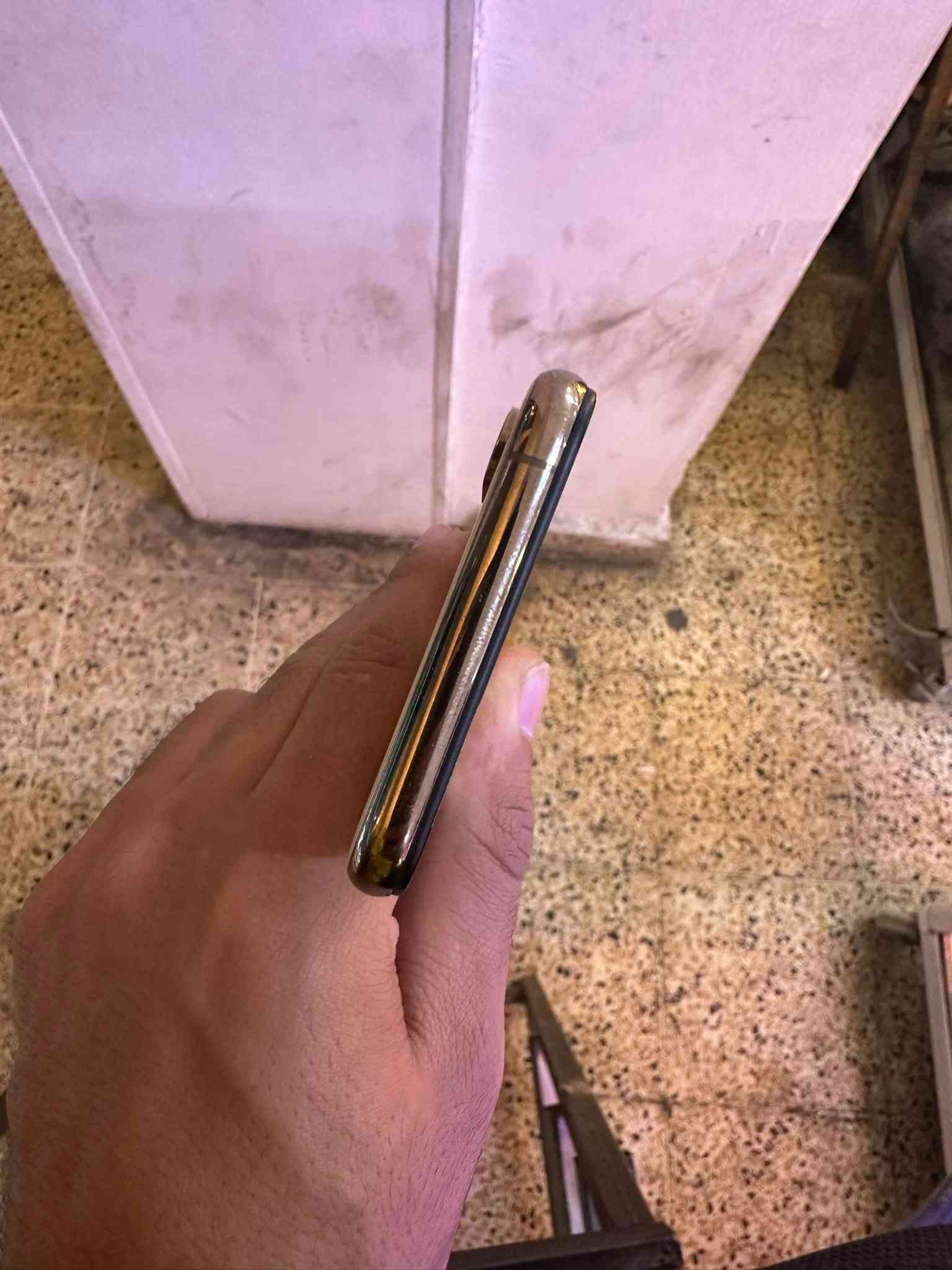 ايفون XS • ٦٤ • بطاريه ١٠٠