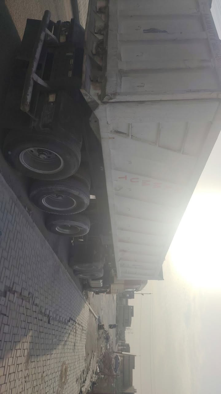 لبيع سكانيه ١٤٣  كير ٥/٥ مجموعه نص جيف راس وعربانه سياره فارغه ٢٢/٥٠٠  طن
تخم تاير رقم مثنى
***********
