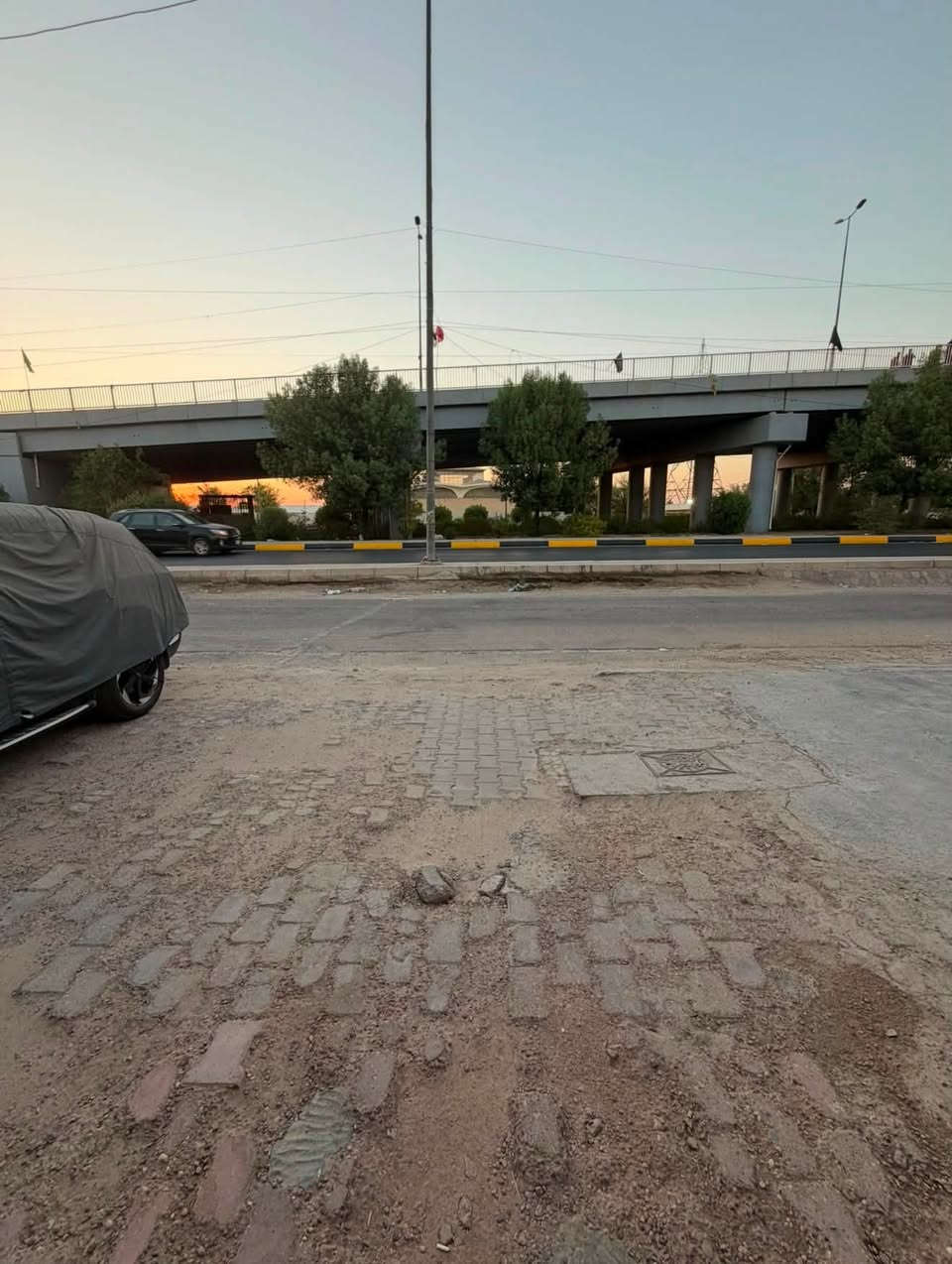 للبيع فقط بيت 160 متر واجهة 6 متر طابقين 
البيت بنائه نضيف مسلح  يحتوي على كراج وحديقه صغيره مطبخ واسع وهول جبير و3 غرف نوم واسعه  و2 حمامات بأسم شخص واحد 
العنوان/ الحرية مقابل مخازن الجاي على الشارع العام بالخدمي مقابل الهايبر ماركت يبعد 5 دقايق عن الكاظميه موقعه مميز من ارقى بلوكات الحرية رصيف 6متر خدمات كلها متوفرة للاستفسار الاتصال على الرقم هاتف/***********
