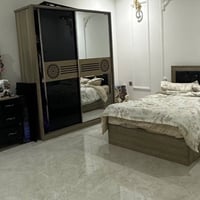 غرفة نوم شبابي السرير عرض ١٢٠ ويوجد عدد ٢ اسرة بهذه الغرفة ودرور مجرات...