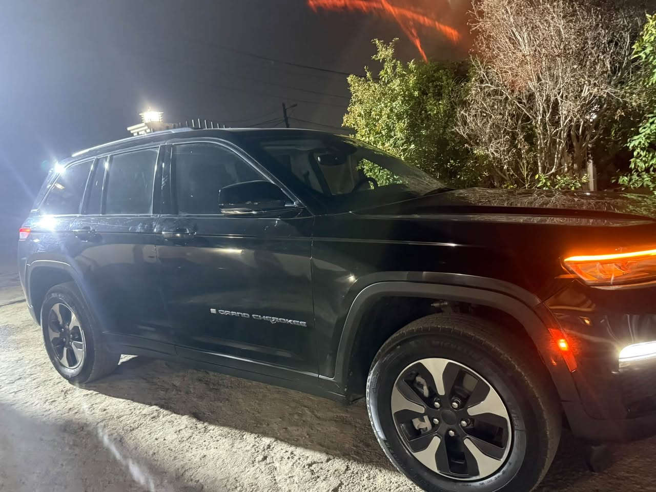 ‏  Jeep Grand cherokee 4xe 
موديل 2024 4x4 هايبرد
🚗🚗ماشية  42
الداخل لونين مطعم بصاج
إنارة داخلية LED 
5 راكب 
‎3 انضمة بنزين +هايبرد +كهرباء
حادث بسيط على كد شبر صبغ بخشم بنيد
بدون تبديل اي قطعه
بدون ايرباك
دعاميه اماميه بلادي
لايت امامي بلادي
#مواصفاتها
.  
.بصمه تشغيل عن بعد
بنورما فول
3 شاشات
.دمام خلفي
.كشنات جلد
.كشن السايق ميمري
.كشنات كهرباء
.صندوق كهرباء
.حساسات خلفيه 
. قطعتين تبريد 
.اشاير بالمري
.رادار امامي
.رادارات خلفي
خمسة وضعيات قياده
. كير ماوس
. نظام منحدرات
. هيترات بالكشنات 
.ويل كب كروم
.لايتات لد
.بكلايت لد
.كشافات
.بصمة ابواب
. نضام توقف ذاتي
فول مواصفات 1/1  بعد بيها مواصفات
السعر 30500 وبيه مجال
للاستفسار اكثر الاتصال على الرقم

***********
