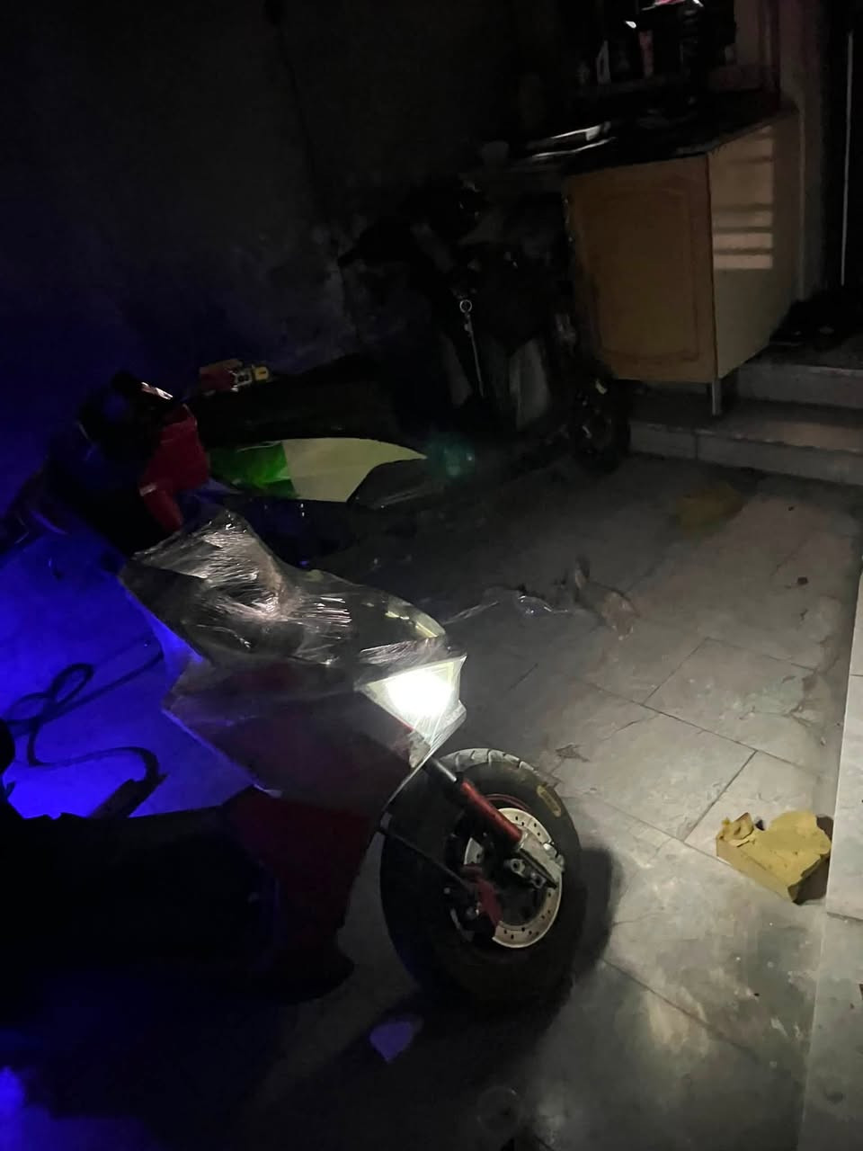 السلام عليكم دراجه للبيع سكنس رياضي
الدراجه ملف مالته ١٥٠٠
عدد البطاريات ٥ بطاريات مالته منفوخه بس شغاله 
السرعه مالته ٥٠ حقيقي
أبريك خلفي وأمامي دسك 
و العقل مالته نضيف 
و الملف نضيف 
السعر ٢٠٠ ألف وبيه مجال 
المكان بغداد حي الجهاد 
رقم الهاتف 
***********
