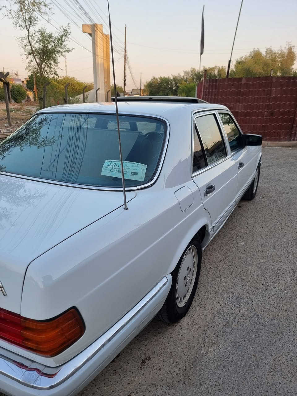 مرسيدس رئاسي موديل١٩٩٠
مفولة مواصفات
بلادية مكينة وكير ( عنكبوت )
شلعة ومعدل تخبل
رقم بغداد تحويل مباشر بسمي
مصبوغة عام جمالية مصبوغه قبل شهر فرن
معروضه ب(90}وبيه مجال 
كشنات كهربا دبل اريل كهربا برده كهربا سلايت شغال
العنوان بغداد الرصافه فلكة حي النصر
***********
